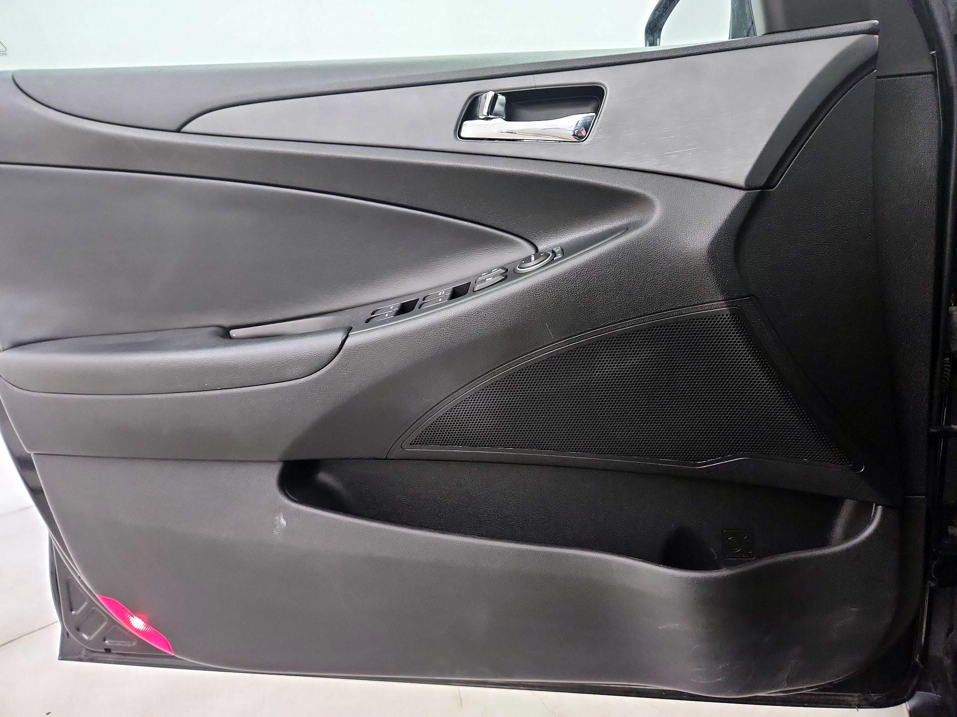 Thumbnail: 2013 Hyundai Sonata - 12