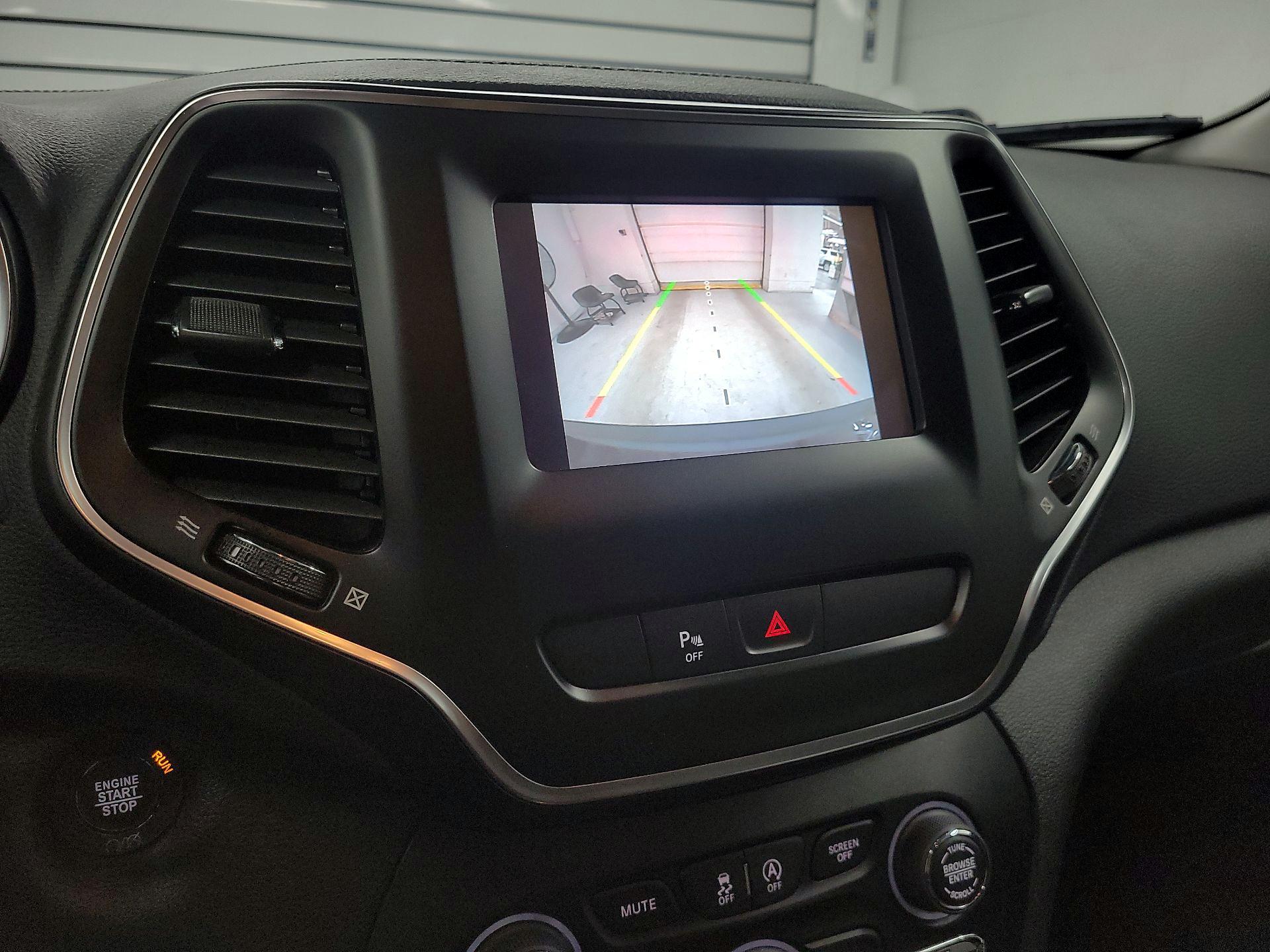 Thumbnail: 2019 Jeep Cherokee - 14