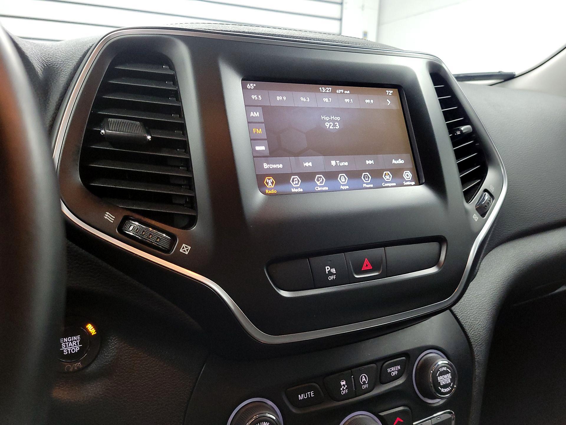 Thumbnail: 2019 Jeep Cherokee - 15