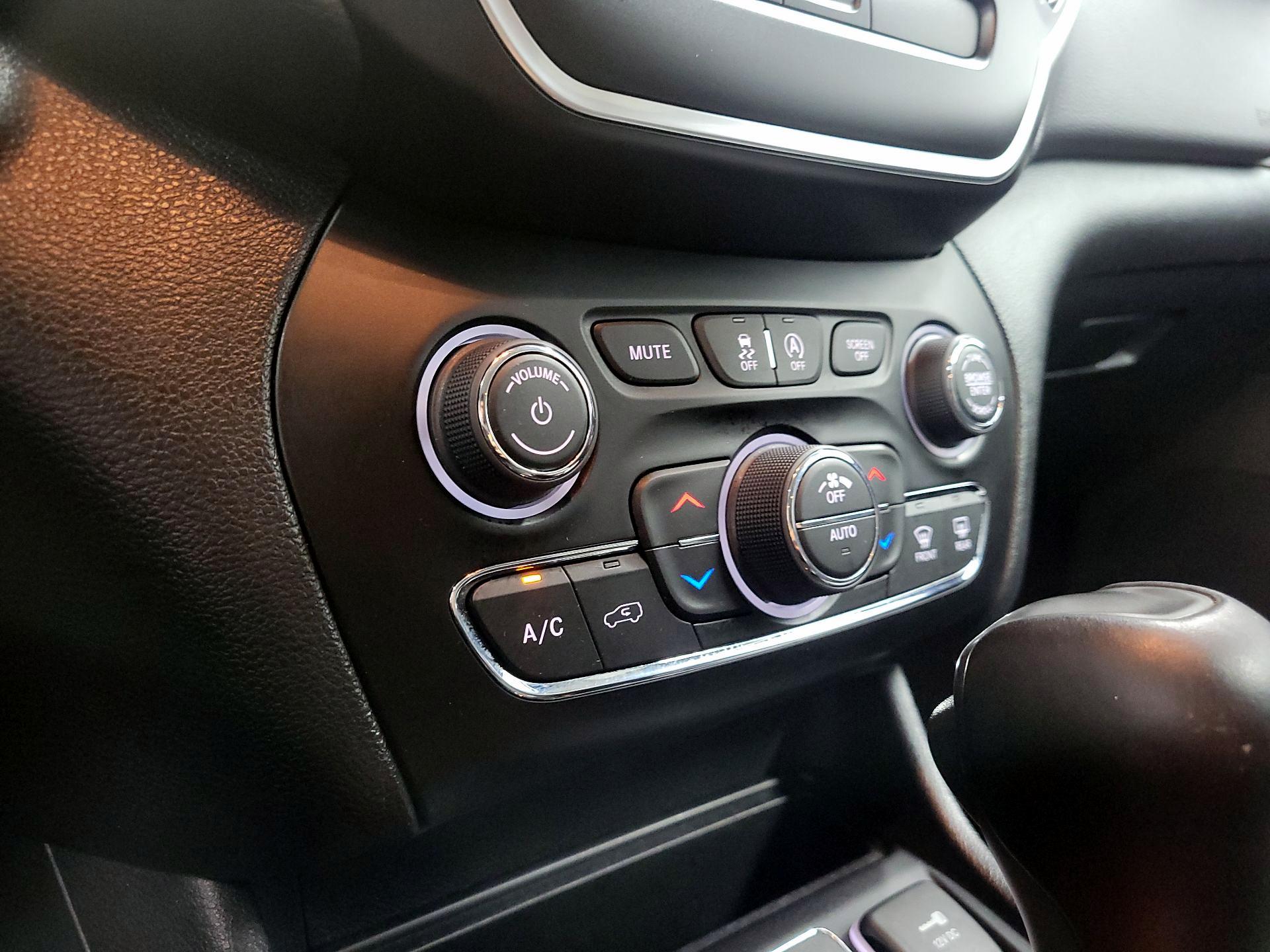 Thumbnail: 2019 Jeep Cherokee - 16