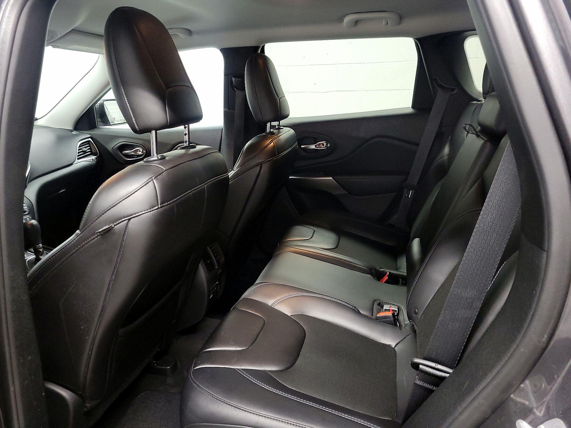 Thumbnail: 2019 Jeep Cherokee - 18