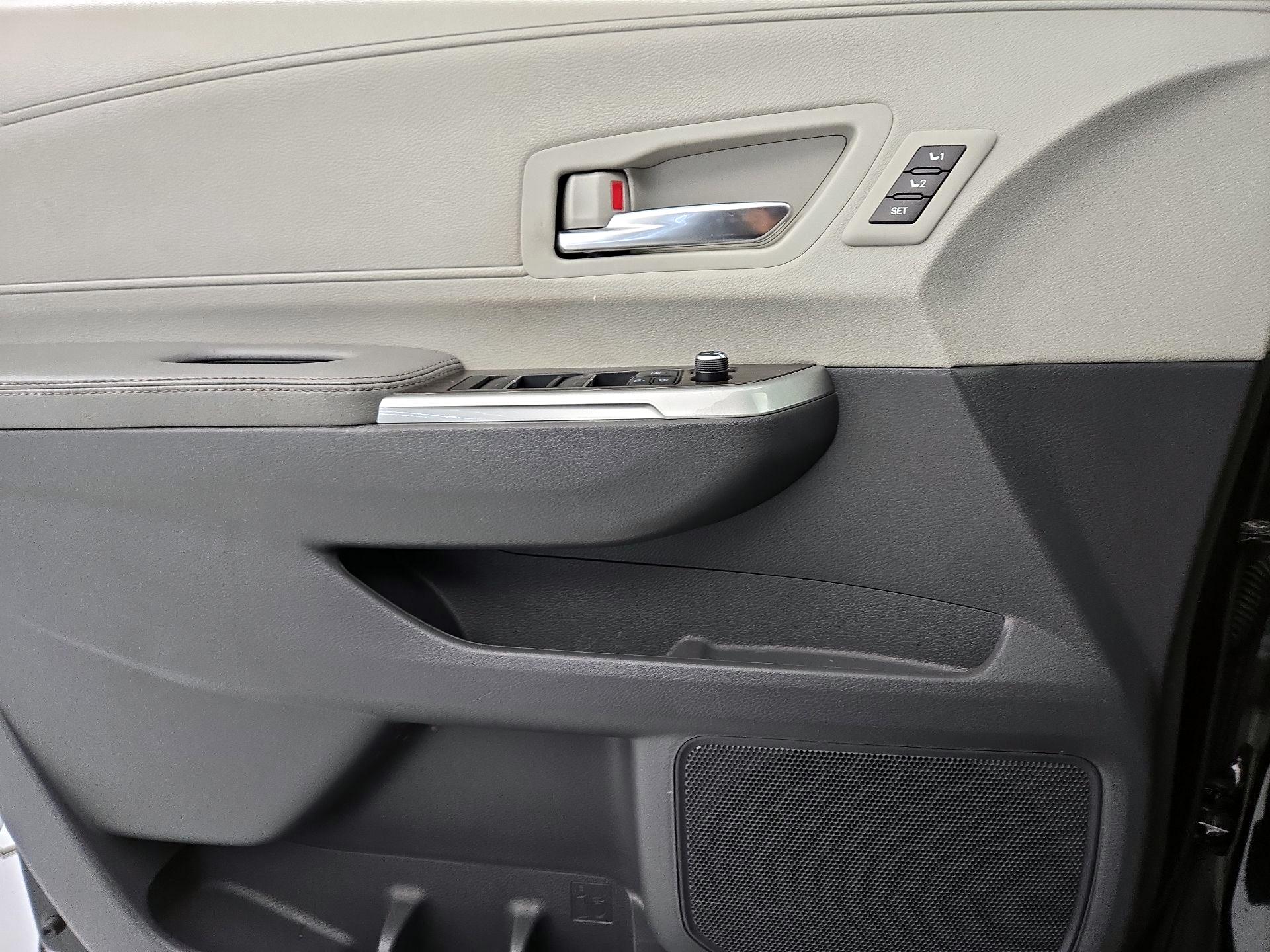 Thumbnail: 2022 Toyota Sienna - 12