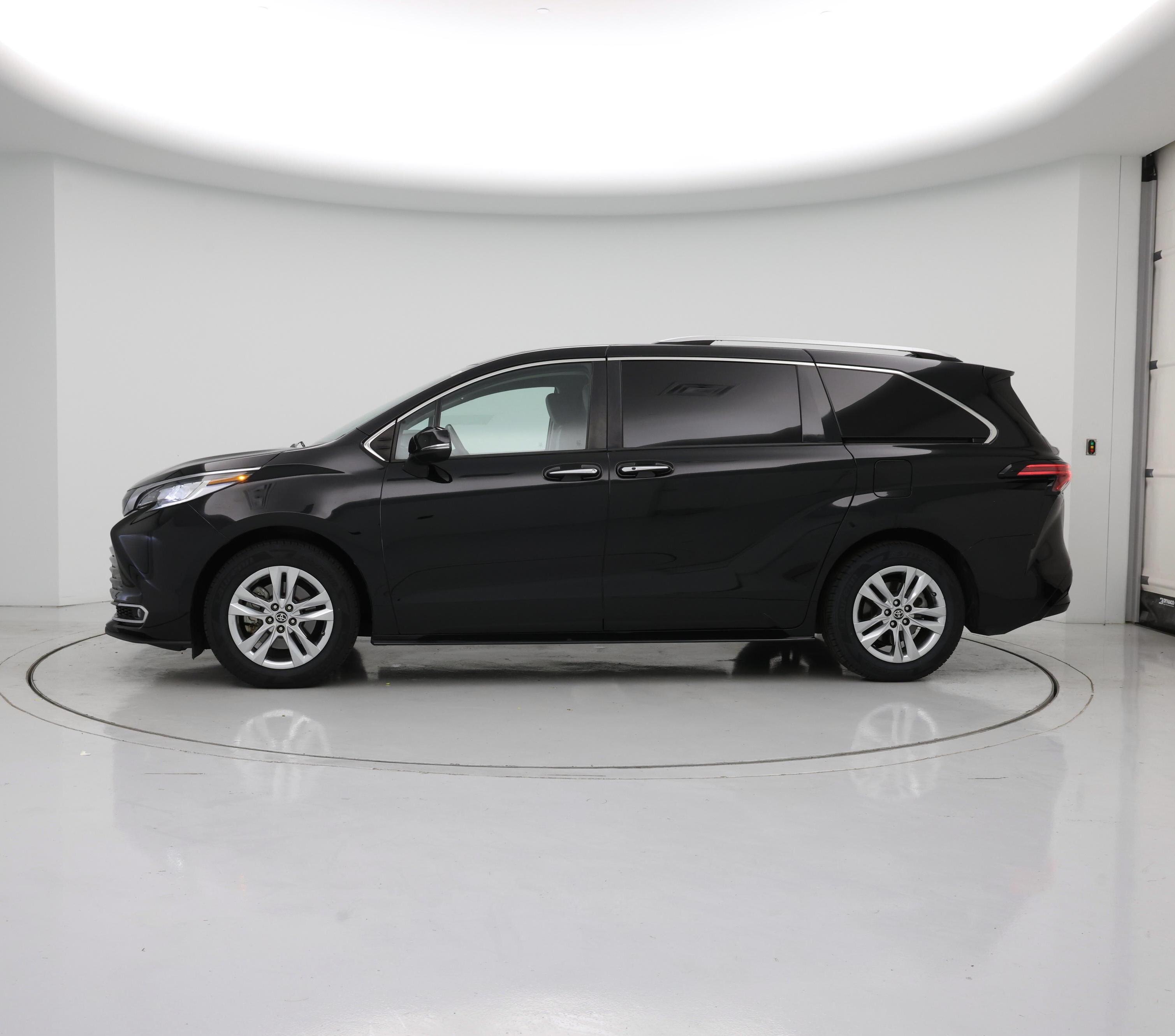 Thumbnail: 2022 Toyota Sienna - 3