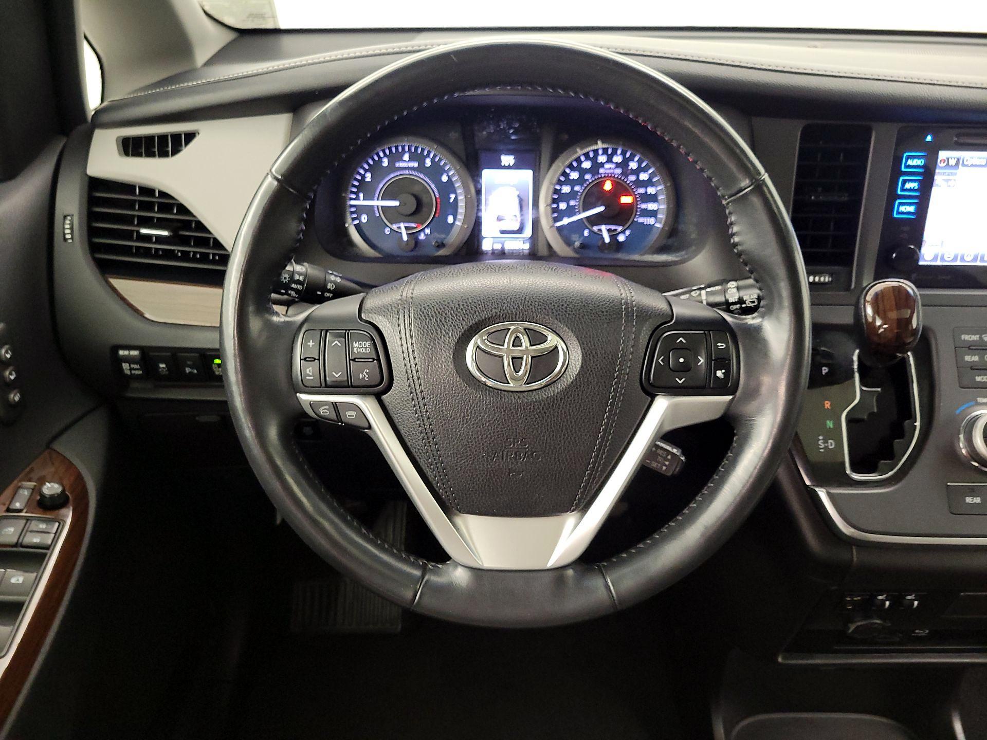 Thumbnail: 2017 Toyota Sienna - 10