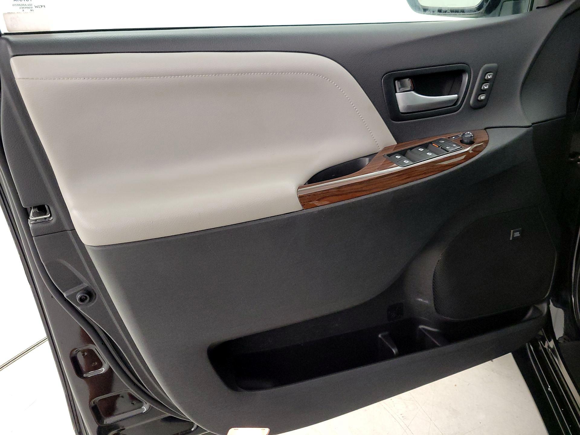 Thumbnail: 2017 Toyota Sienna - 12