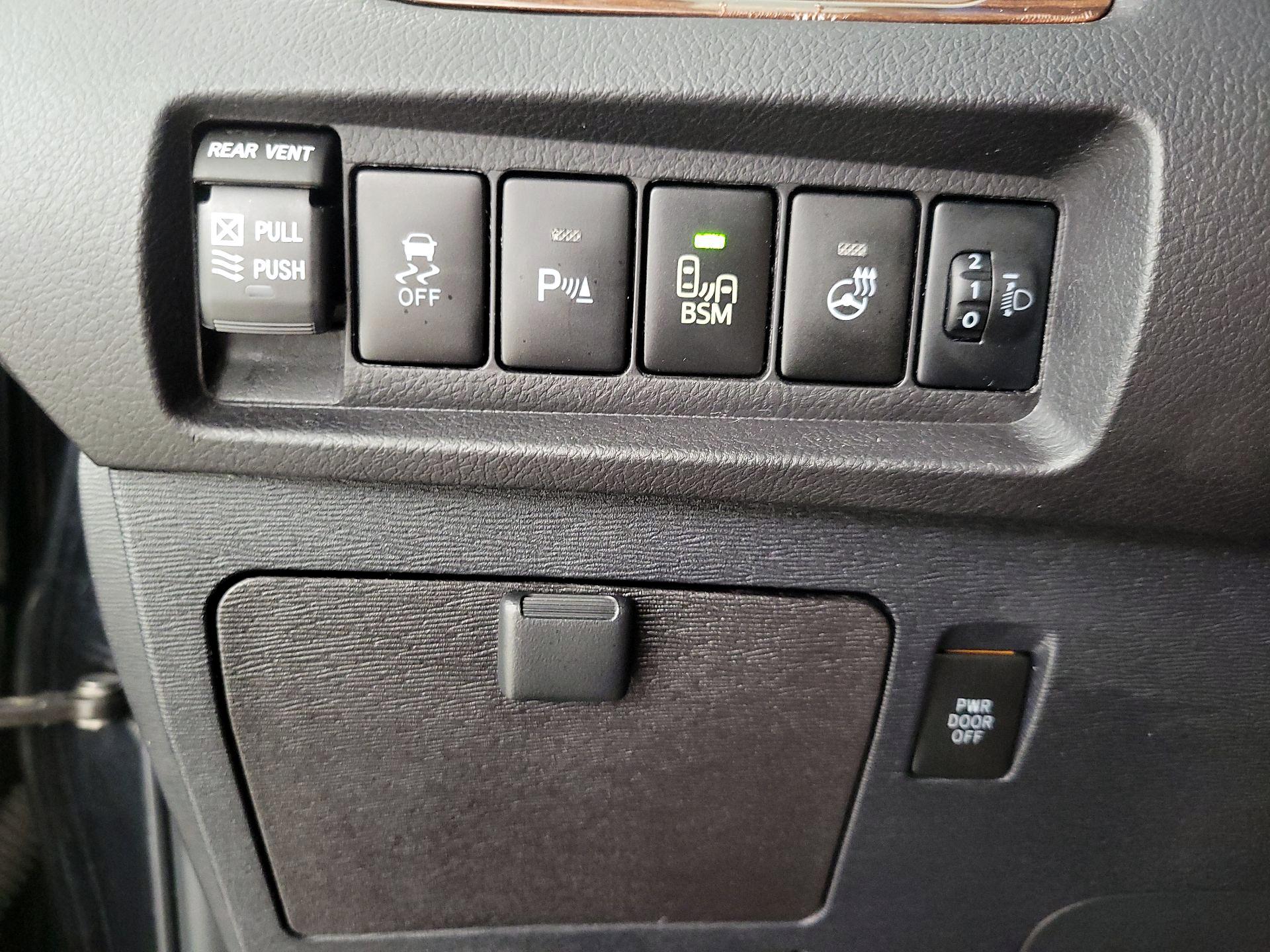 Thumbnail: 2017 Toyota Sienna - 13