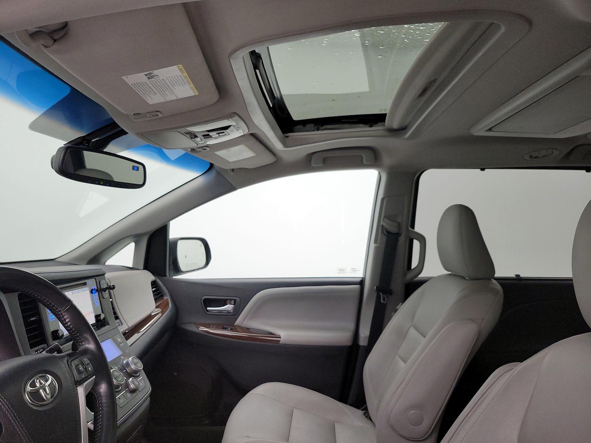 Thumbnail: 2017 Toyota Sienna - 20