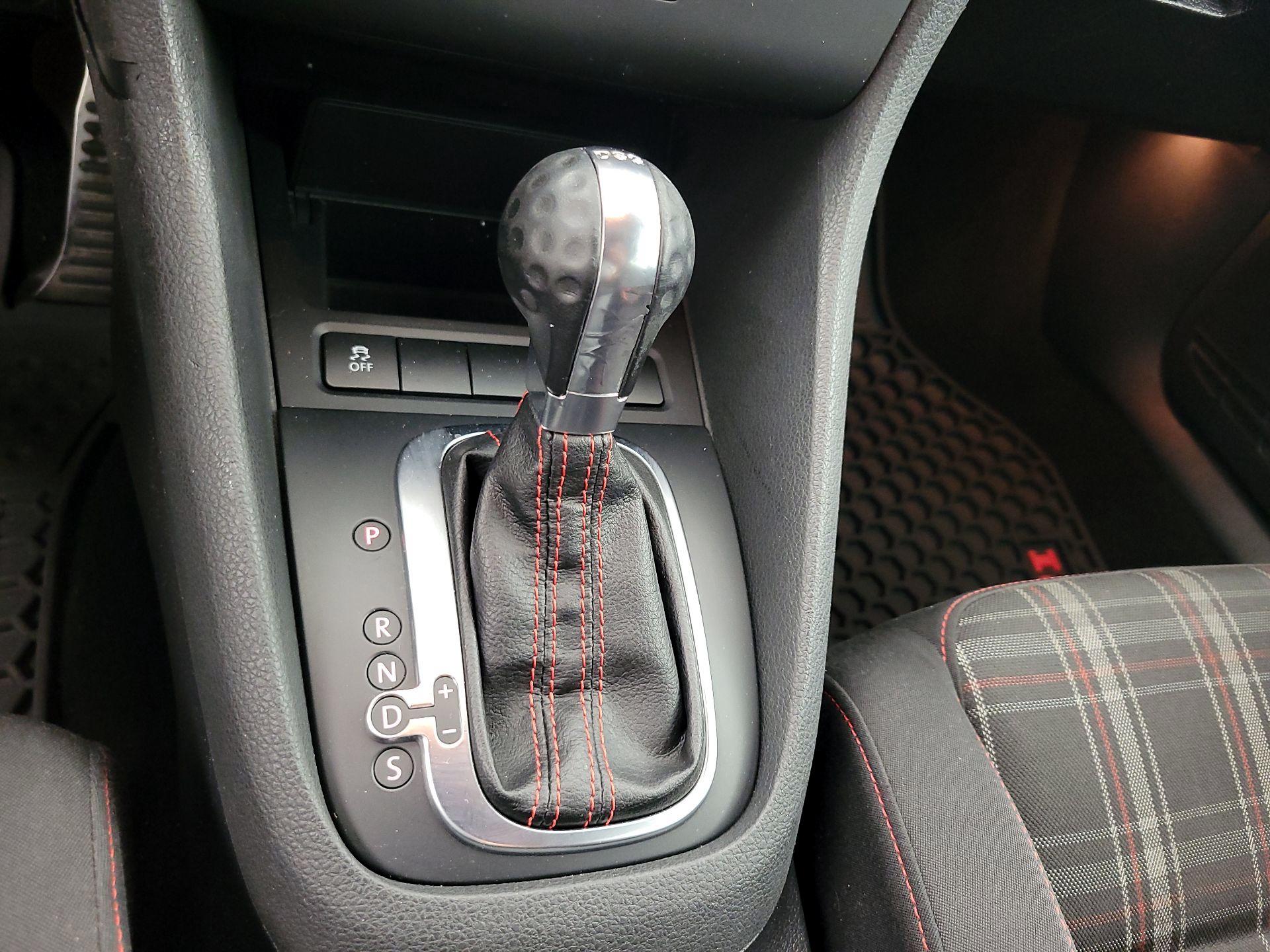 Thumbnail: 2013 Volkswagen Golf - 16