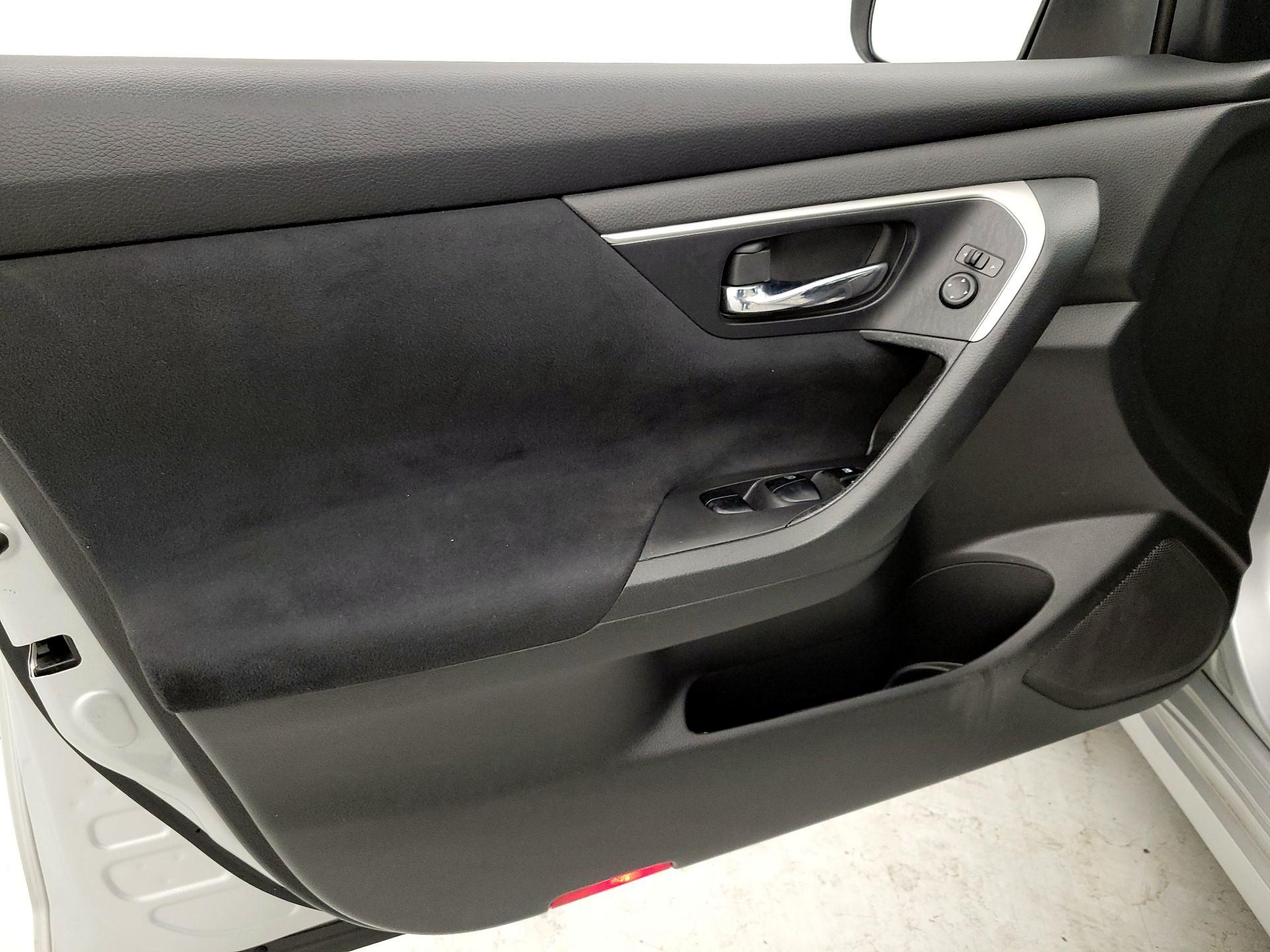 Thumbnail: 2015 Nissan Altima - 12