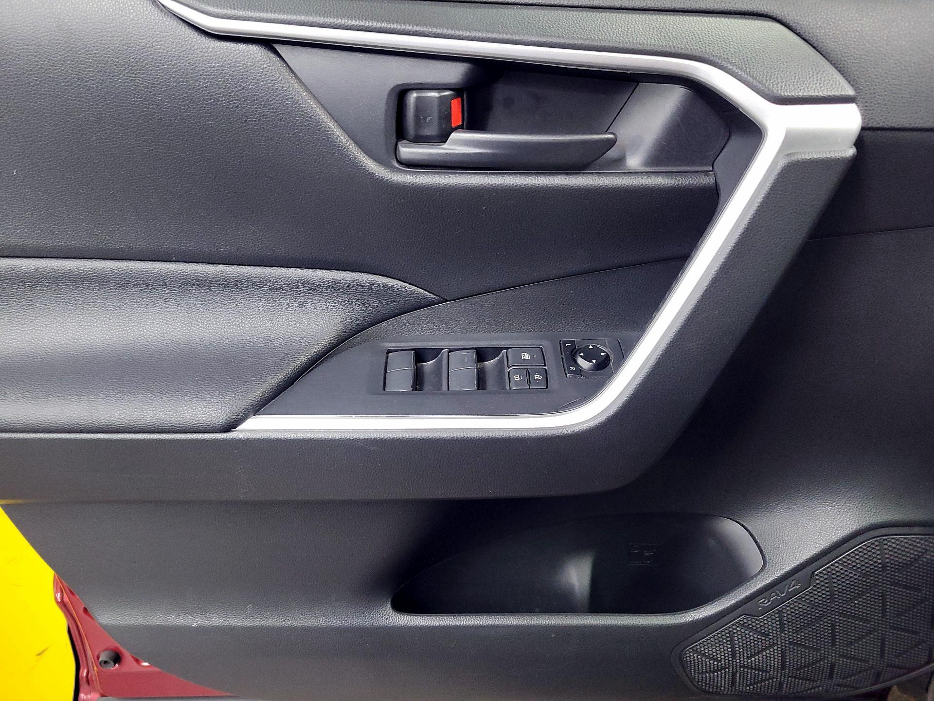 Thumbnail: 2020 Toyota RAV4 - 12