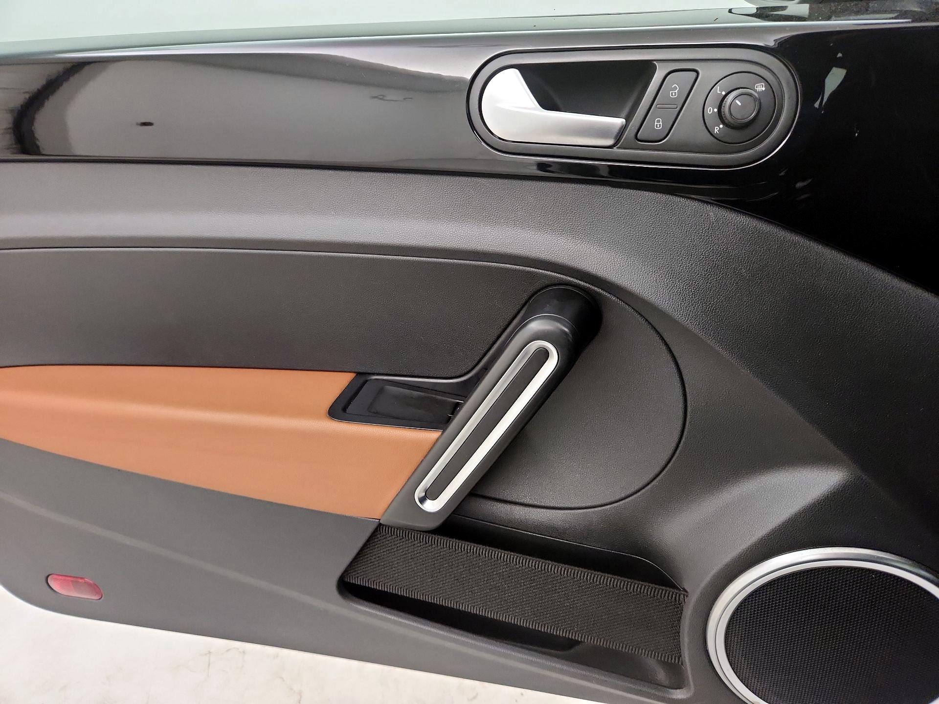 Thumbnail: 2015 Volkswagen Beetle - 12