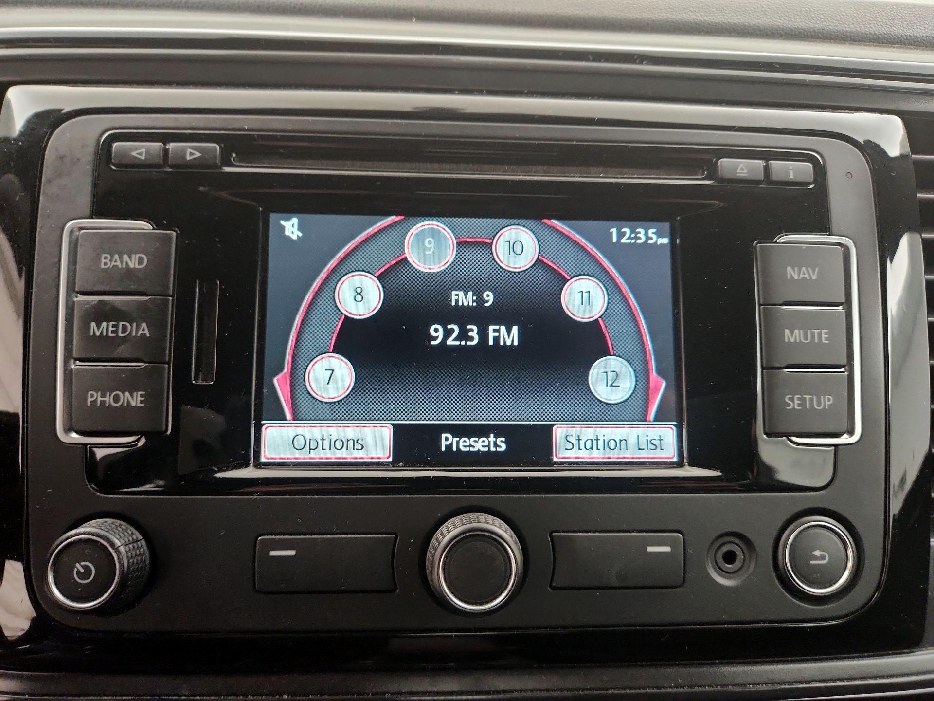 Thumbnail: 2015 Volkswagen Beetle - 15