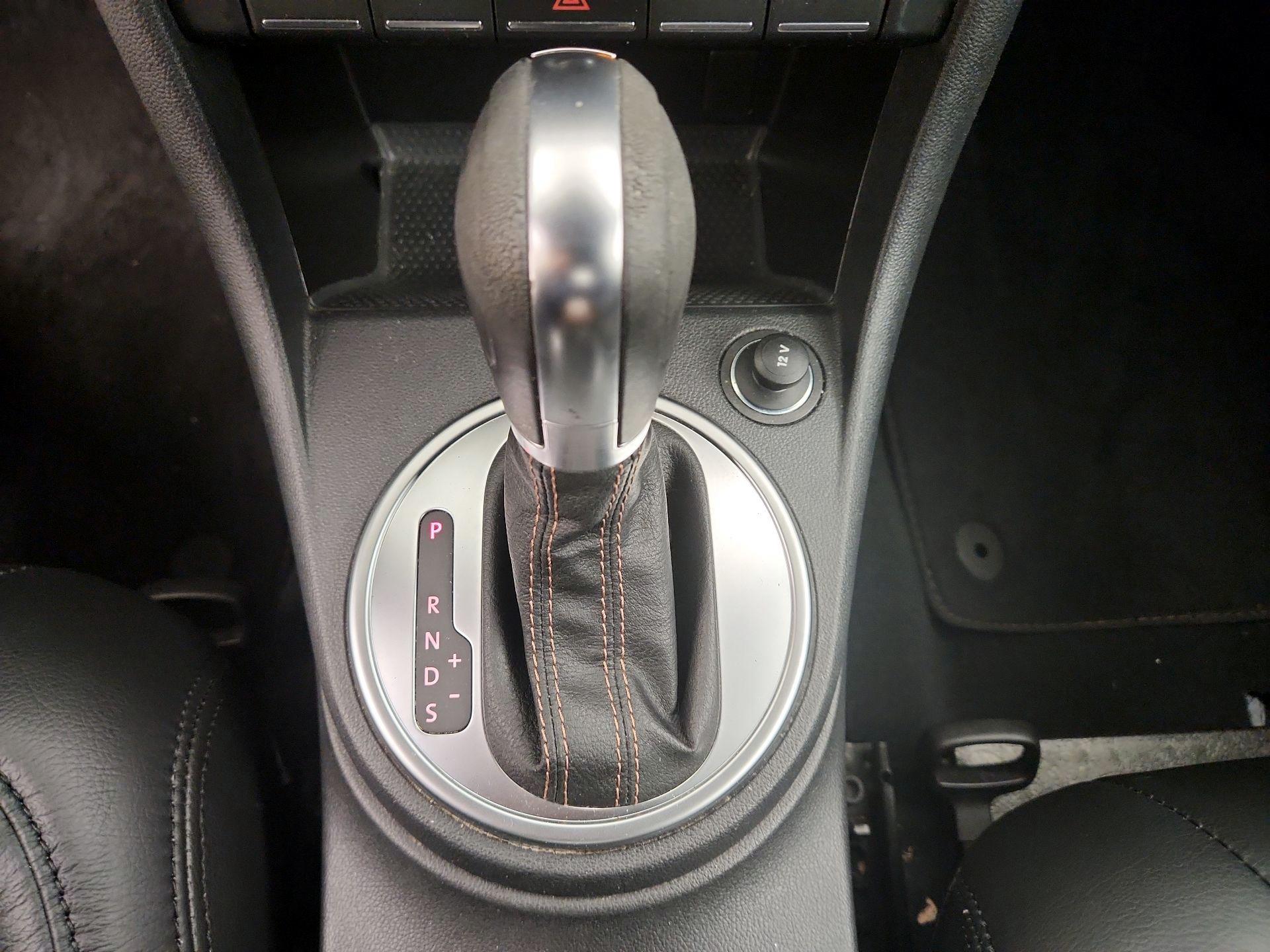 Thumbnail: 2015 Volkswagen Beetle - 17