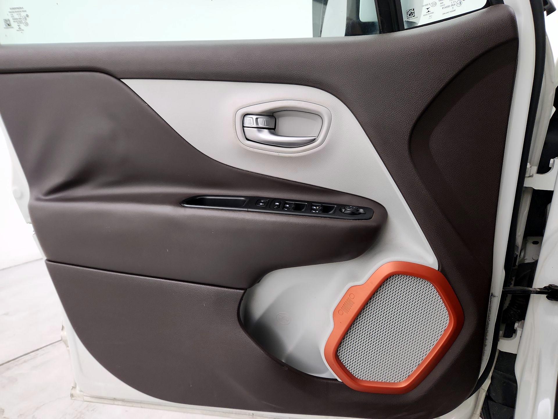 Thumbnail: 2016 Jeep Renegade - 12