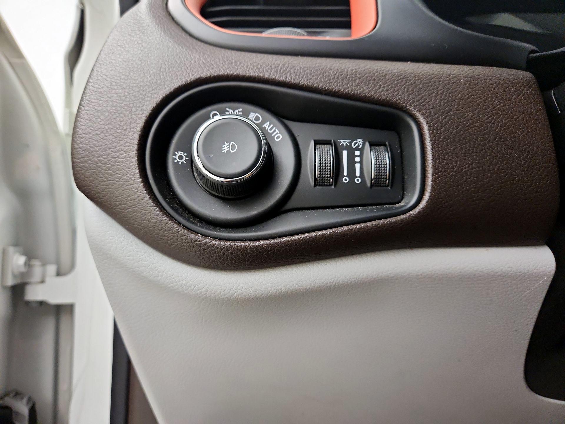 Thumbnail: 2016 Jeep Renegade - 13