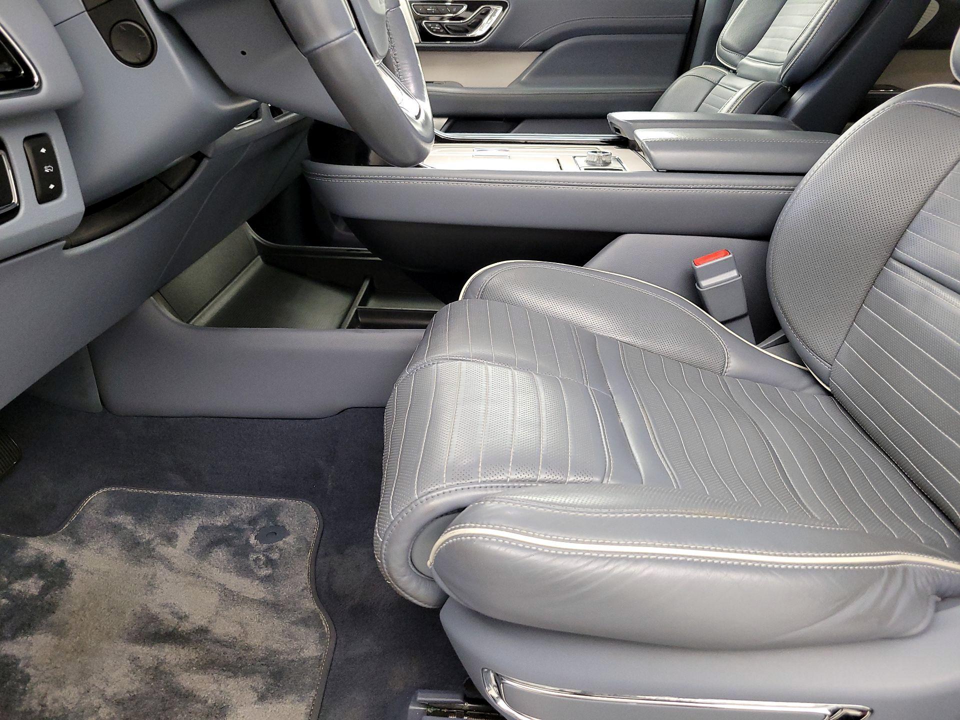 Thumbnail: 2020 Lincoln Navigator L - 11
