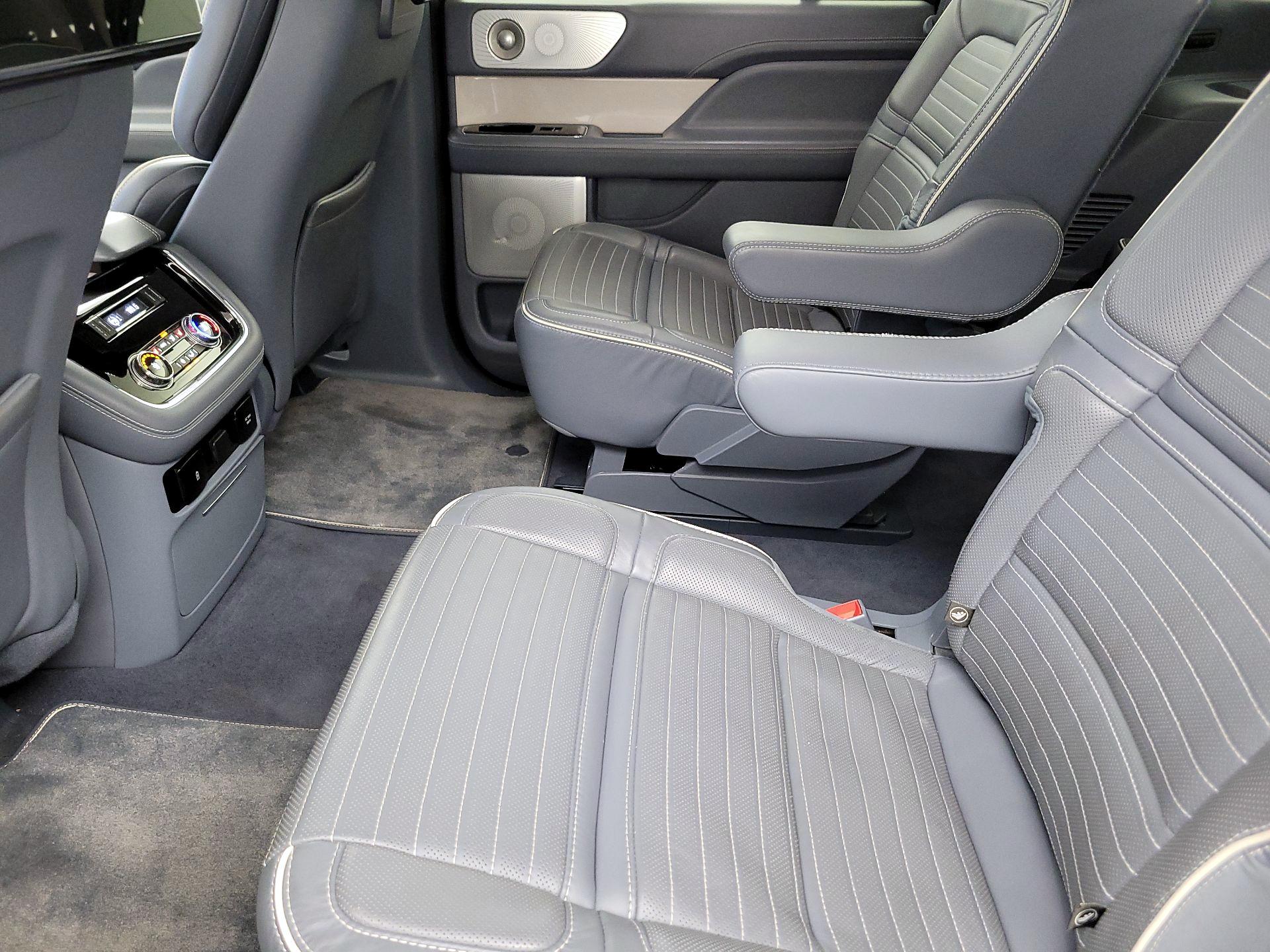 Thumbnail: 2020 Lincoln Navigator L - 20