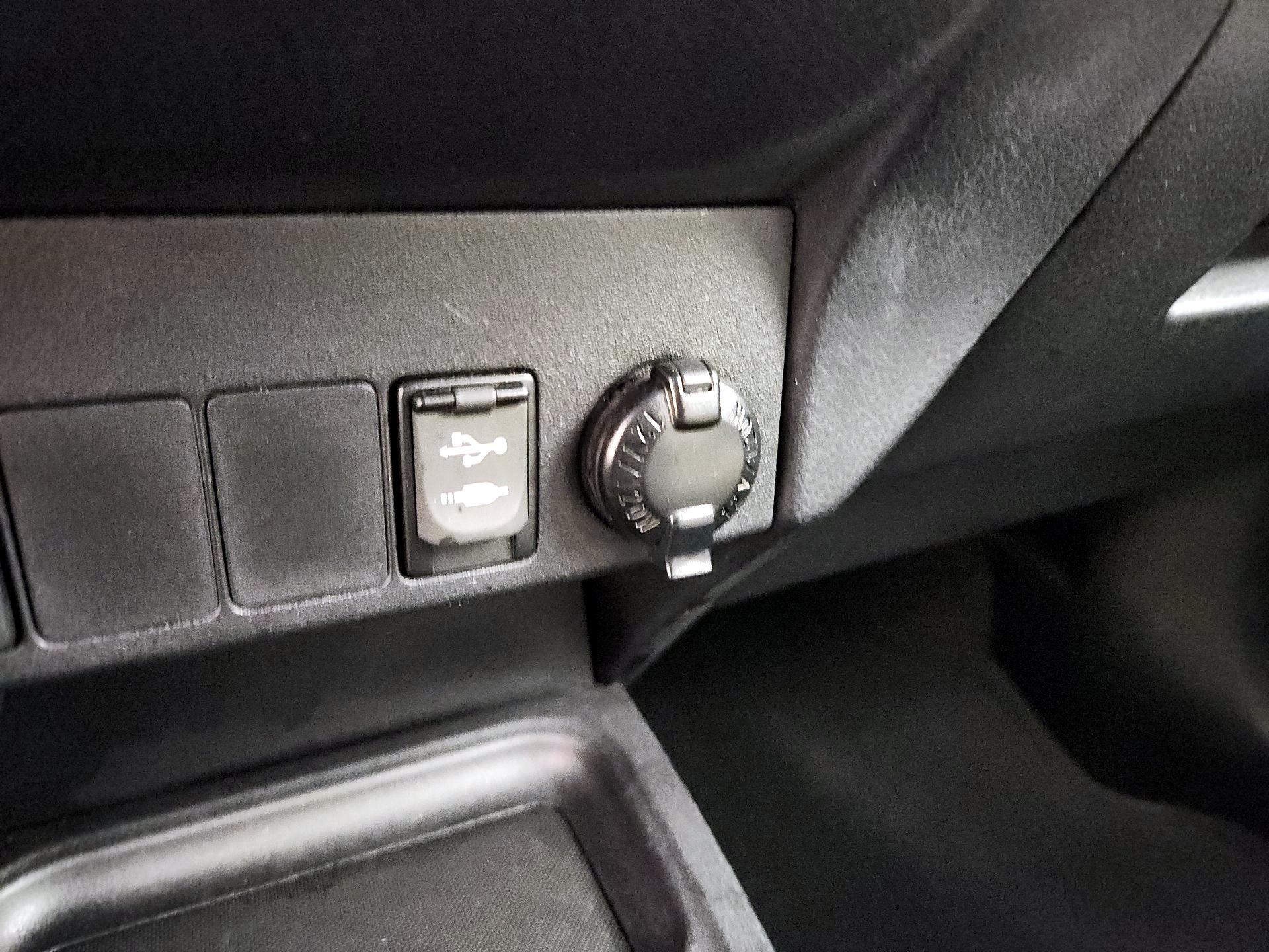 Thumbnail: 2016 Toyota RAV4 - 19