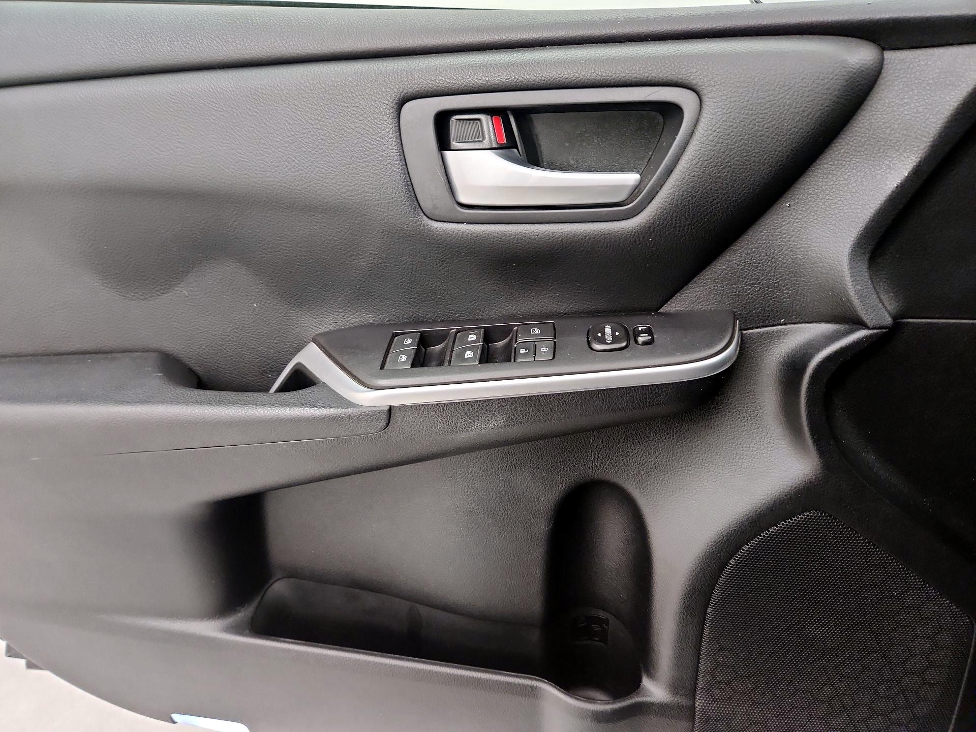 Thumbnail: 2015 Toyota Camry - 12