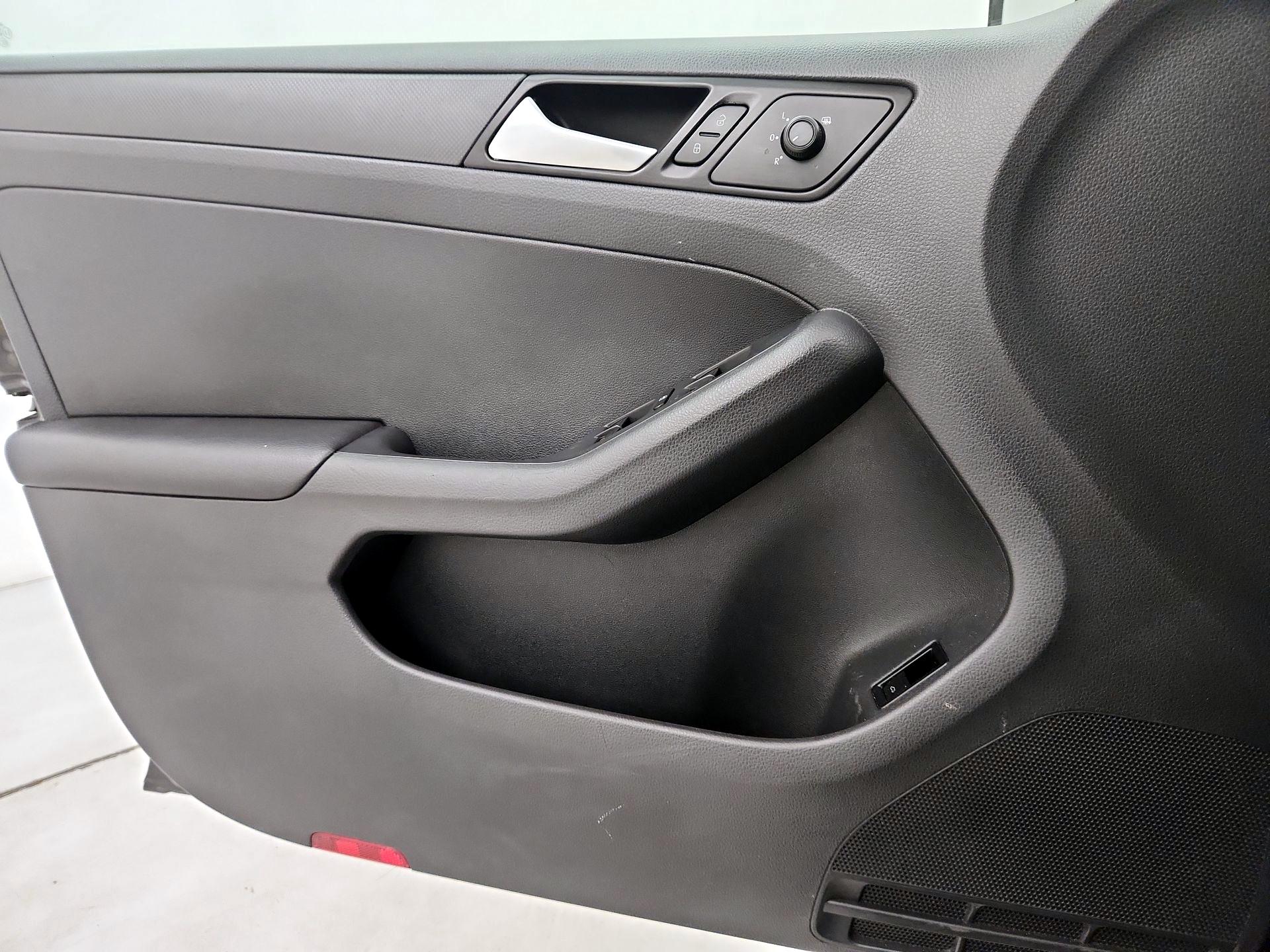 Thumbnail: 2016 Volkswagen Jetta - 12