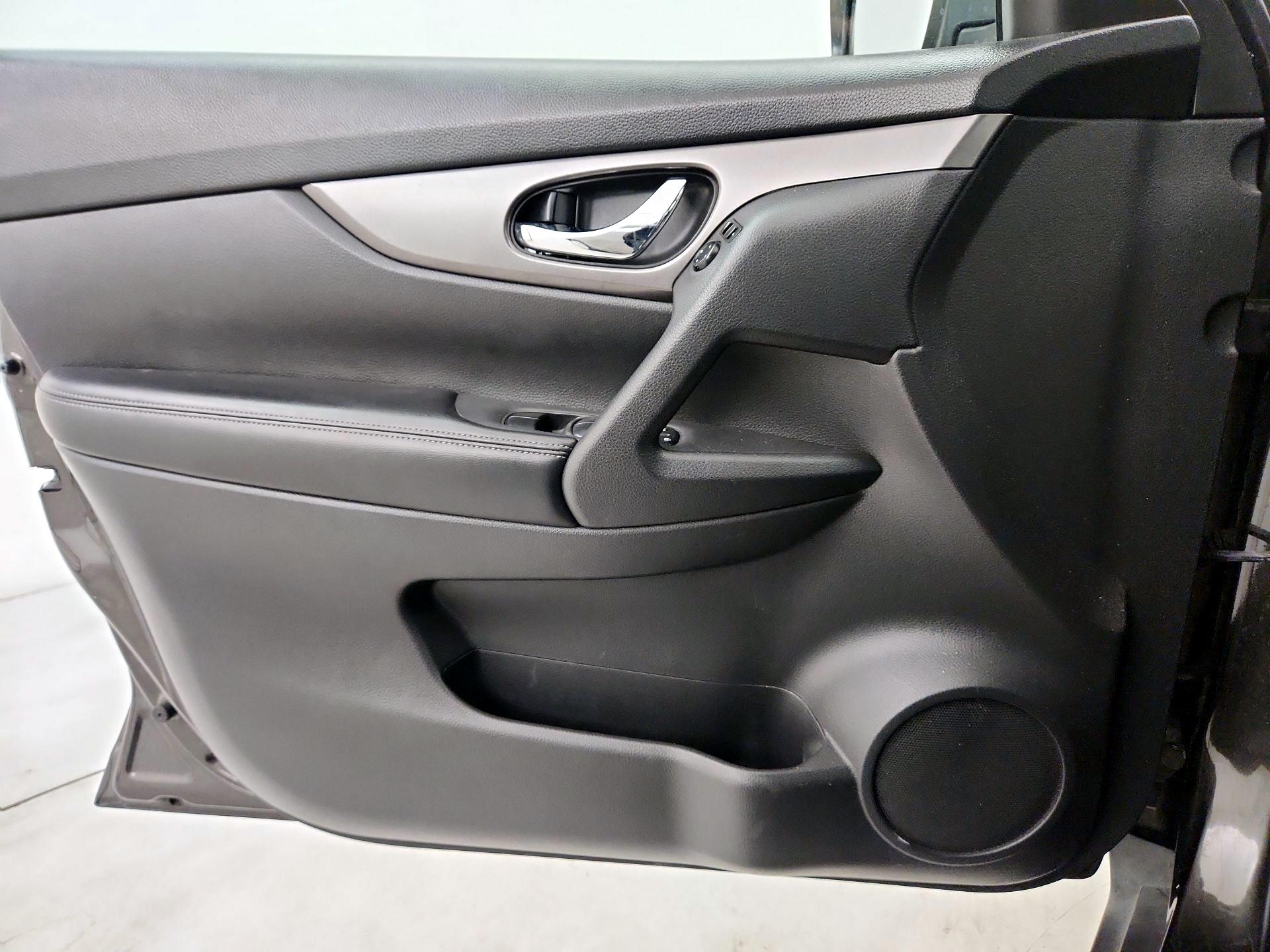 Thumbnail: 2016 Nissan Rogue - 12