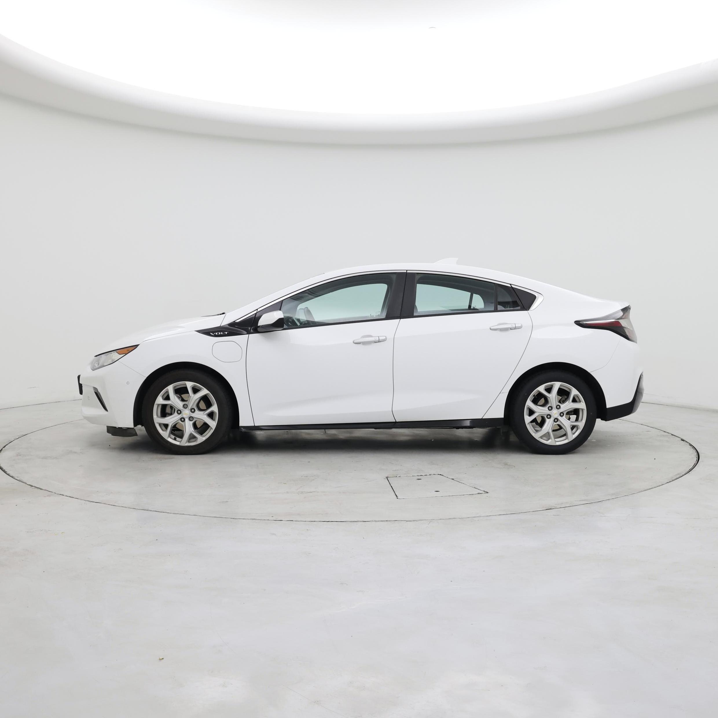 Thumbnail: 2018 Chevrolet Volt - 3
