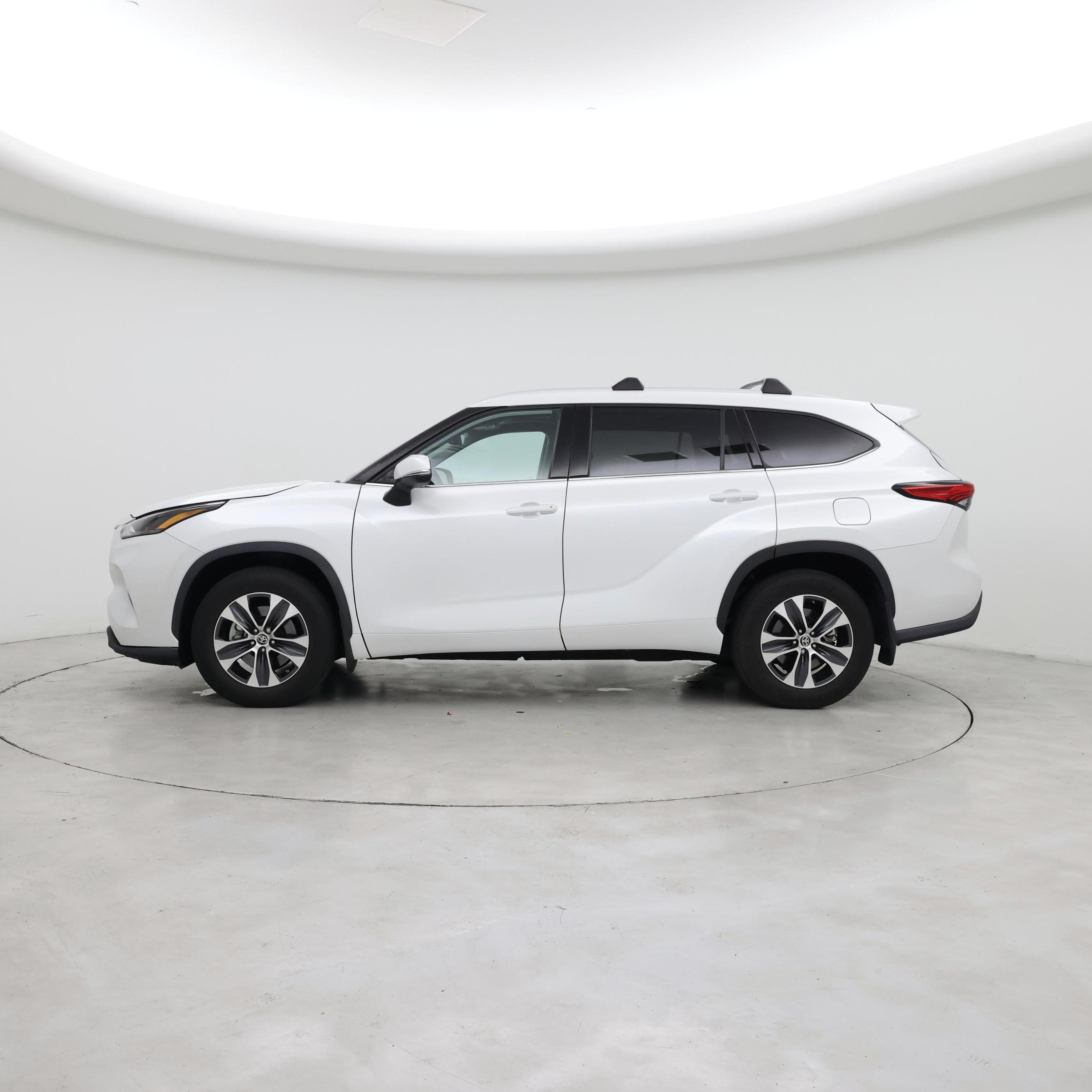 Thumbnail: 2022 Toyota Highlander - 3