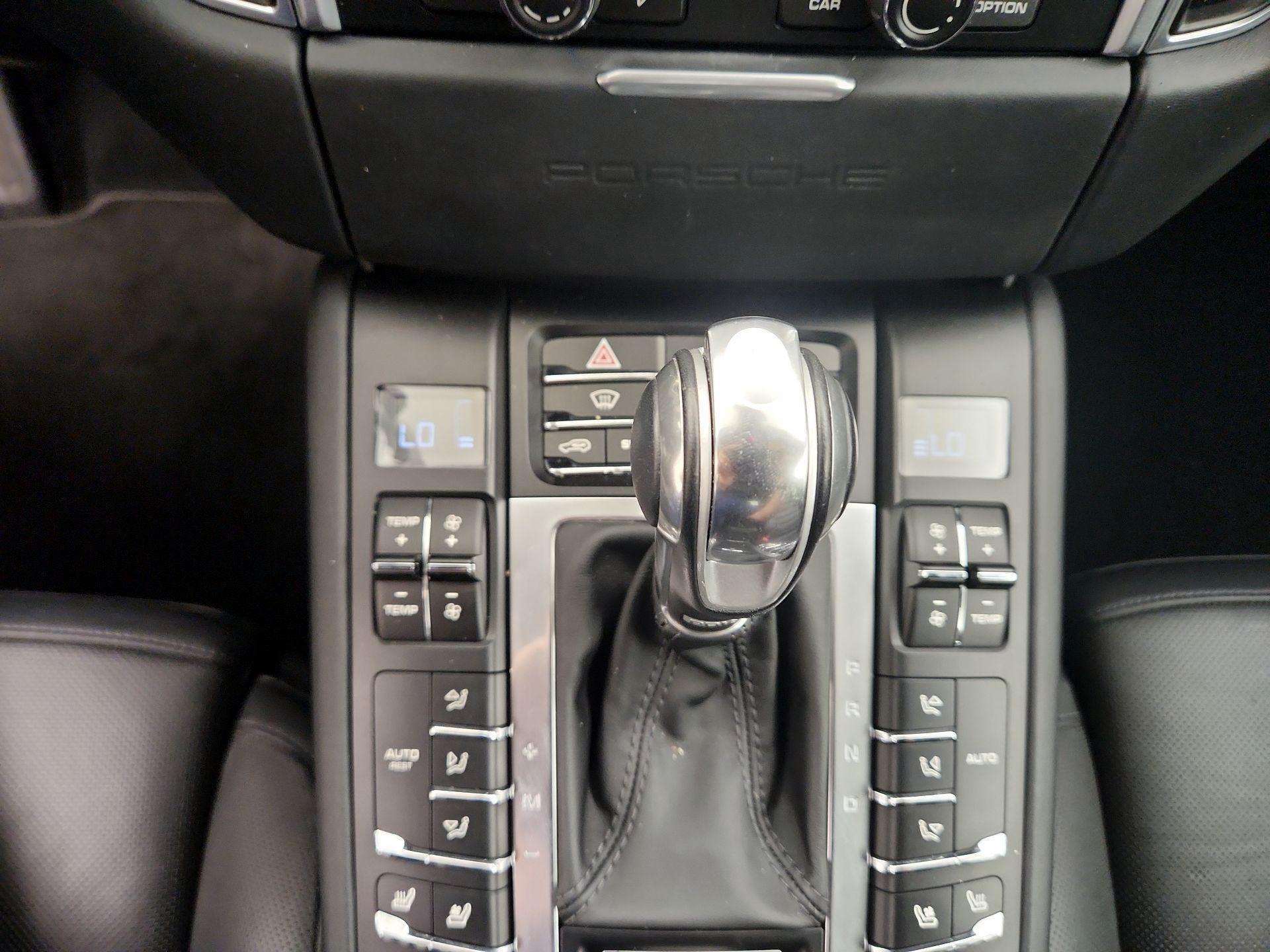 Thumbnail: 2015 Porsche Macan - 16