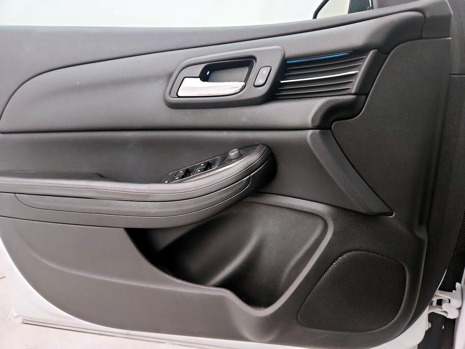 Thumbnail: 2016 Chevrolet Malibu - 12