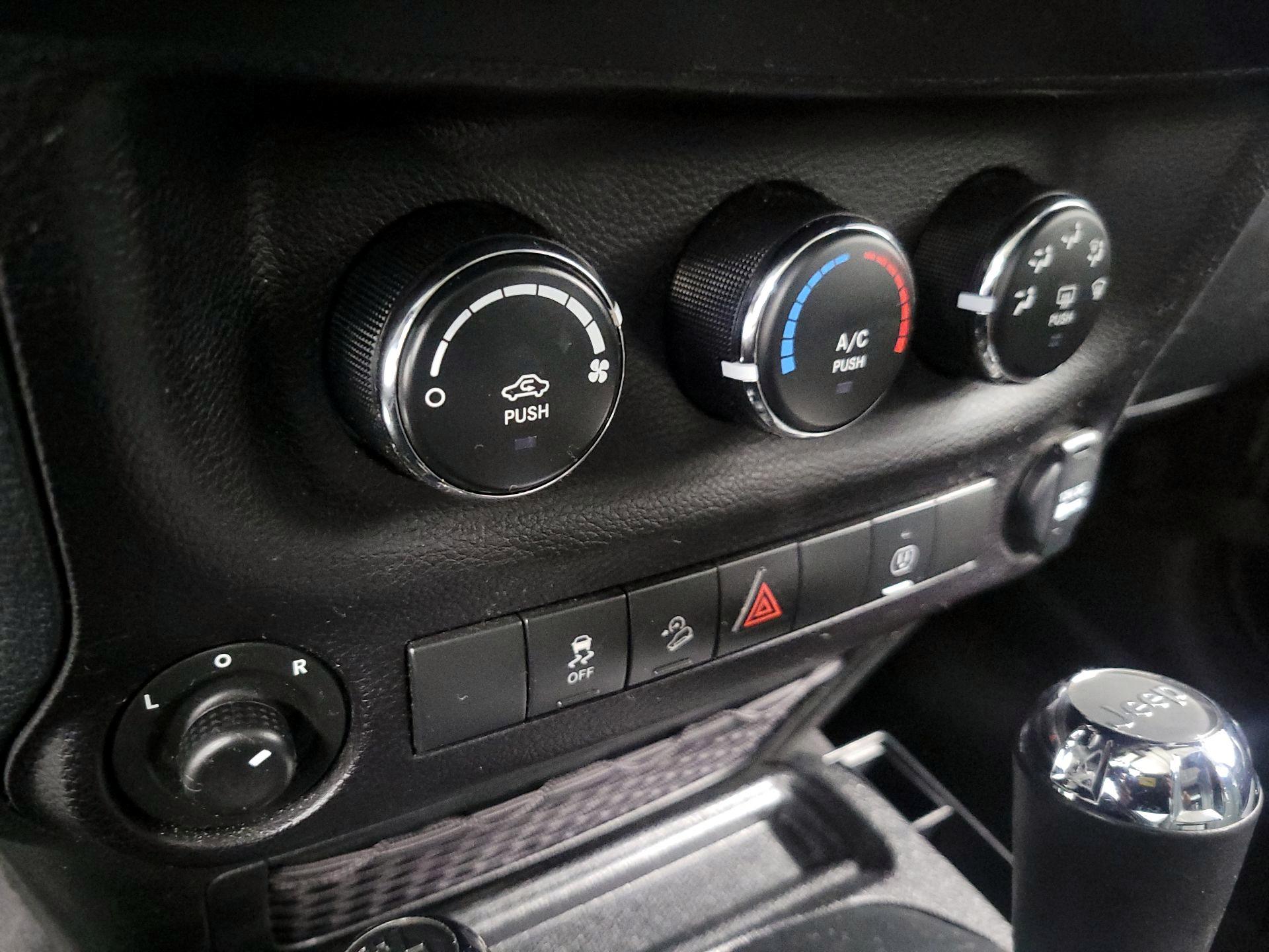 Thumbnail: 2018 Jeep Wrangler - 14