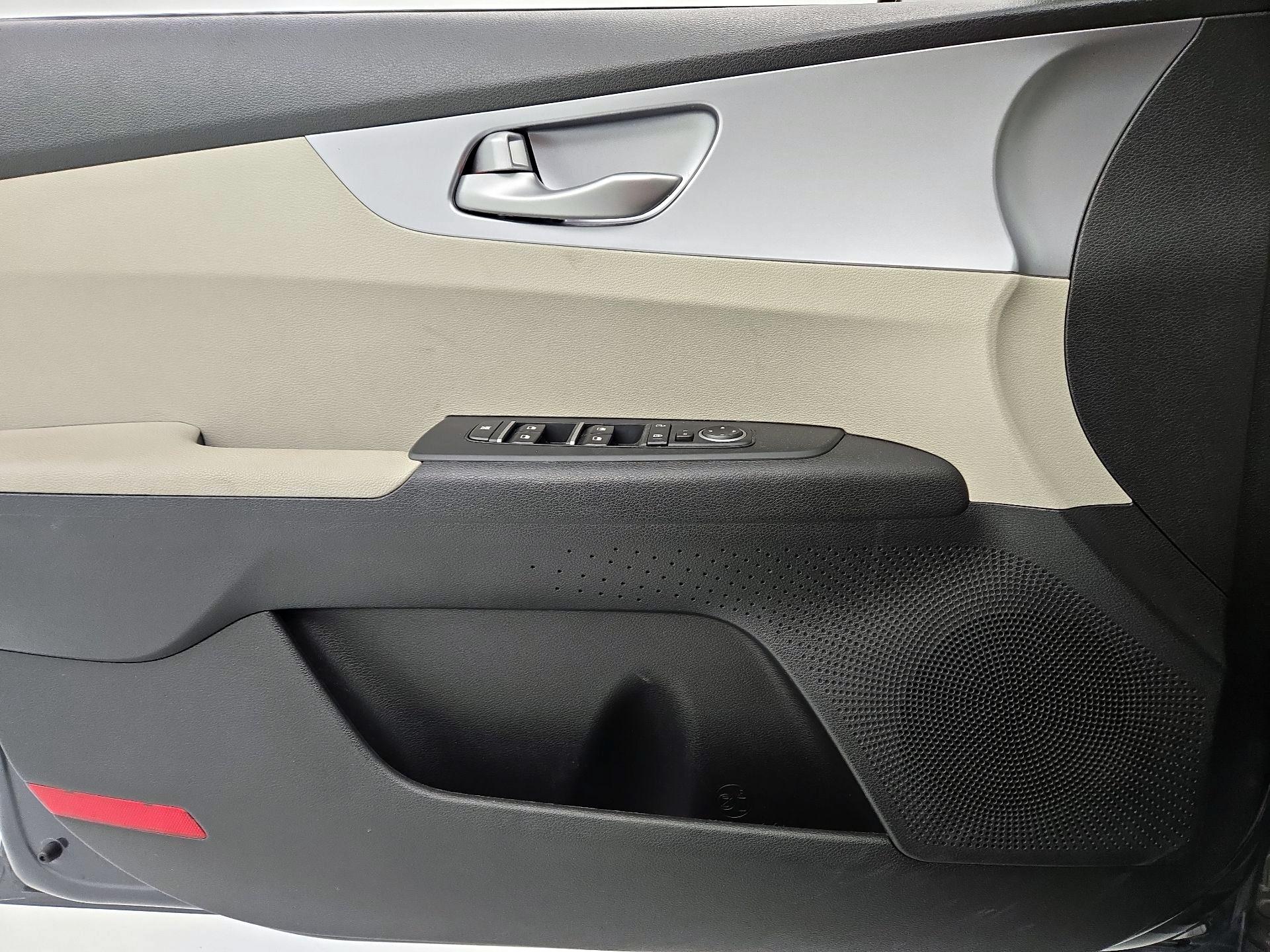 Thumbnail: 2022 Kia Forte - 12