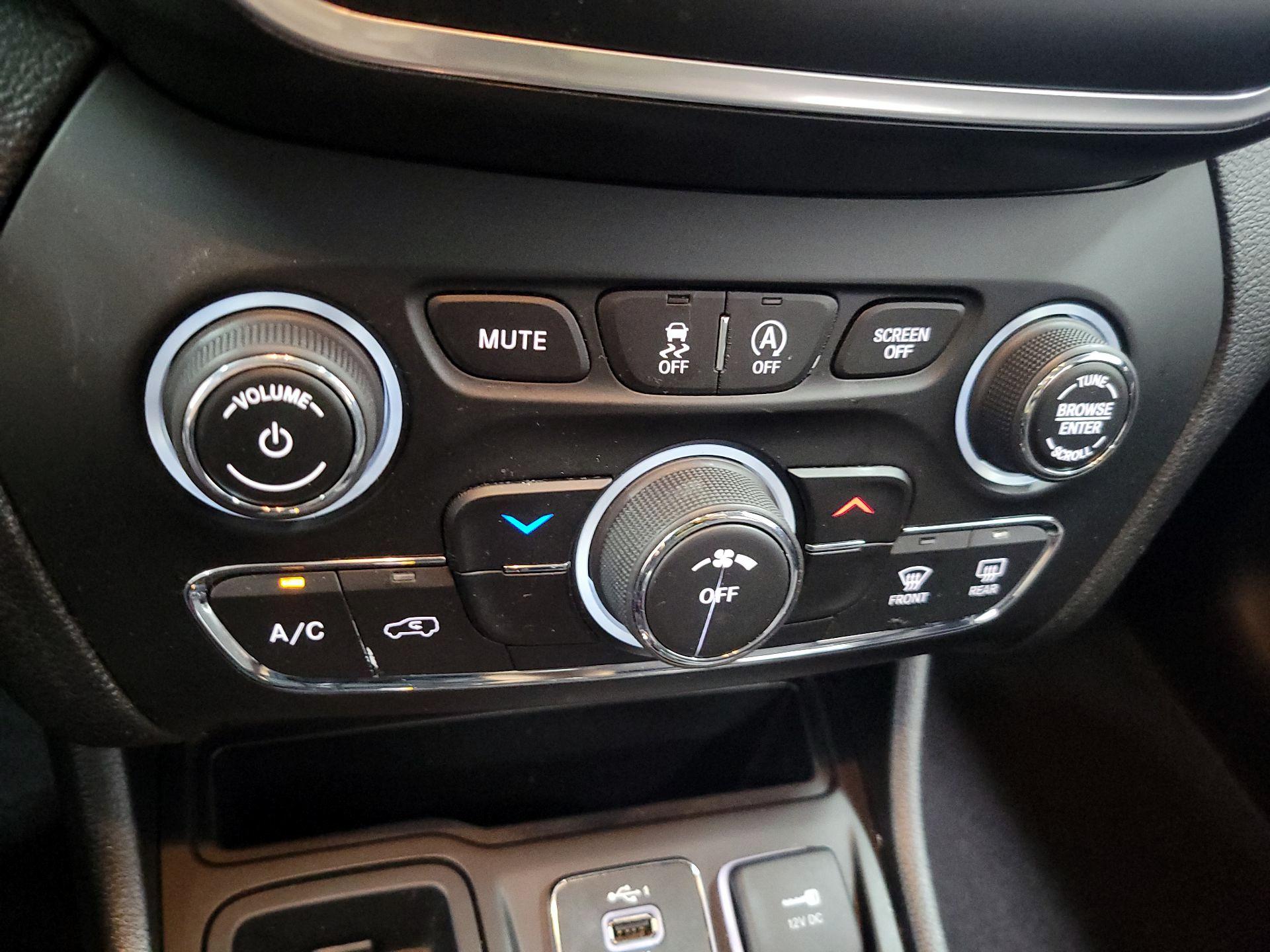 Thumbnail: 2020 Jeep Cherokee - 15