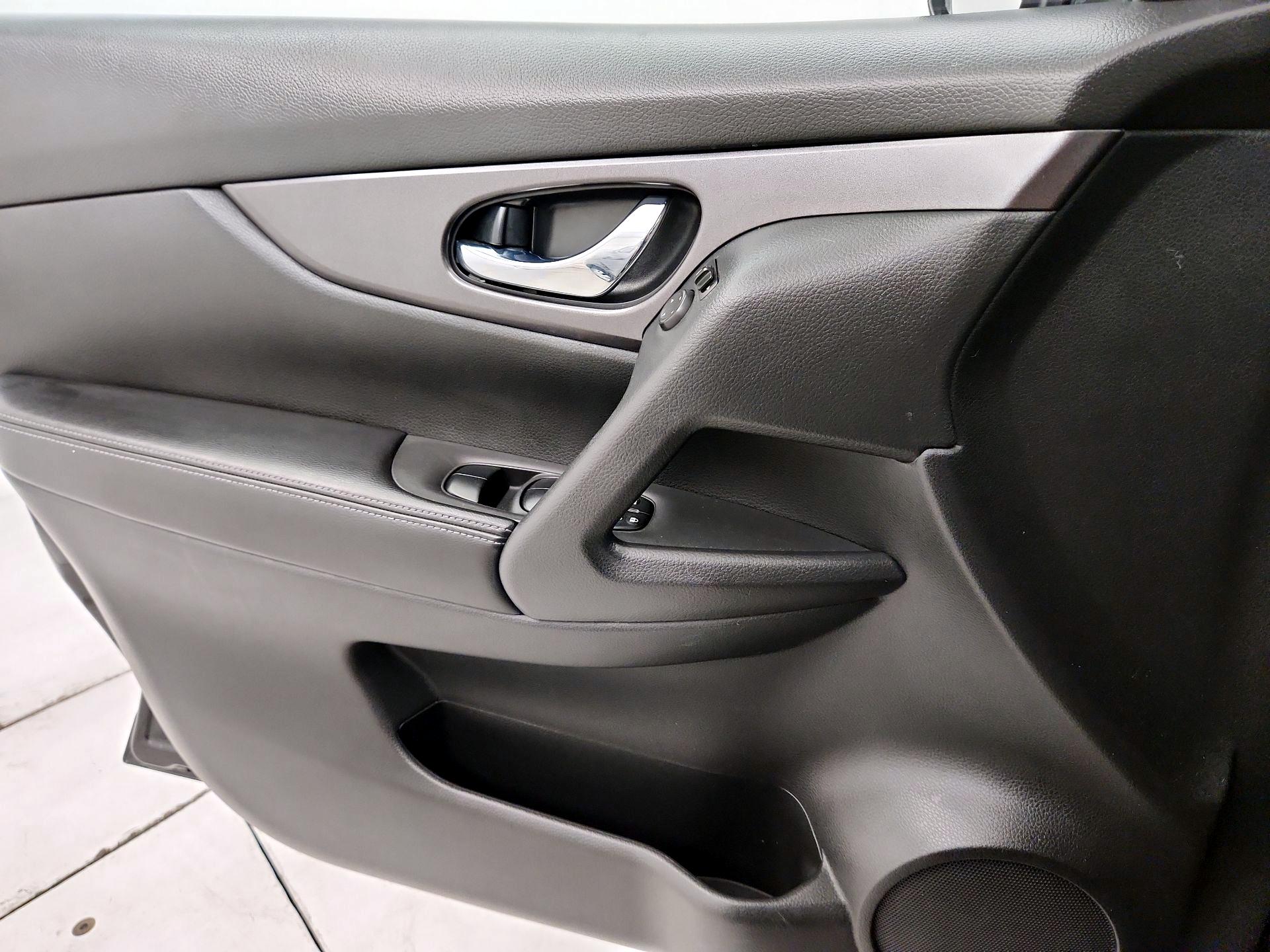 Thumbnail: 2016 Nissan Rogue - 10