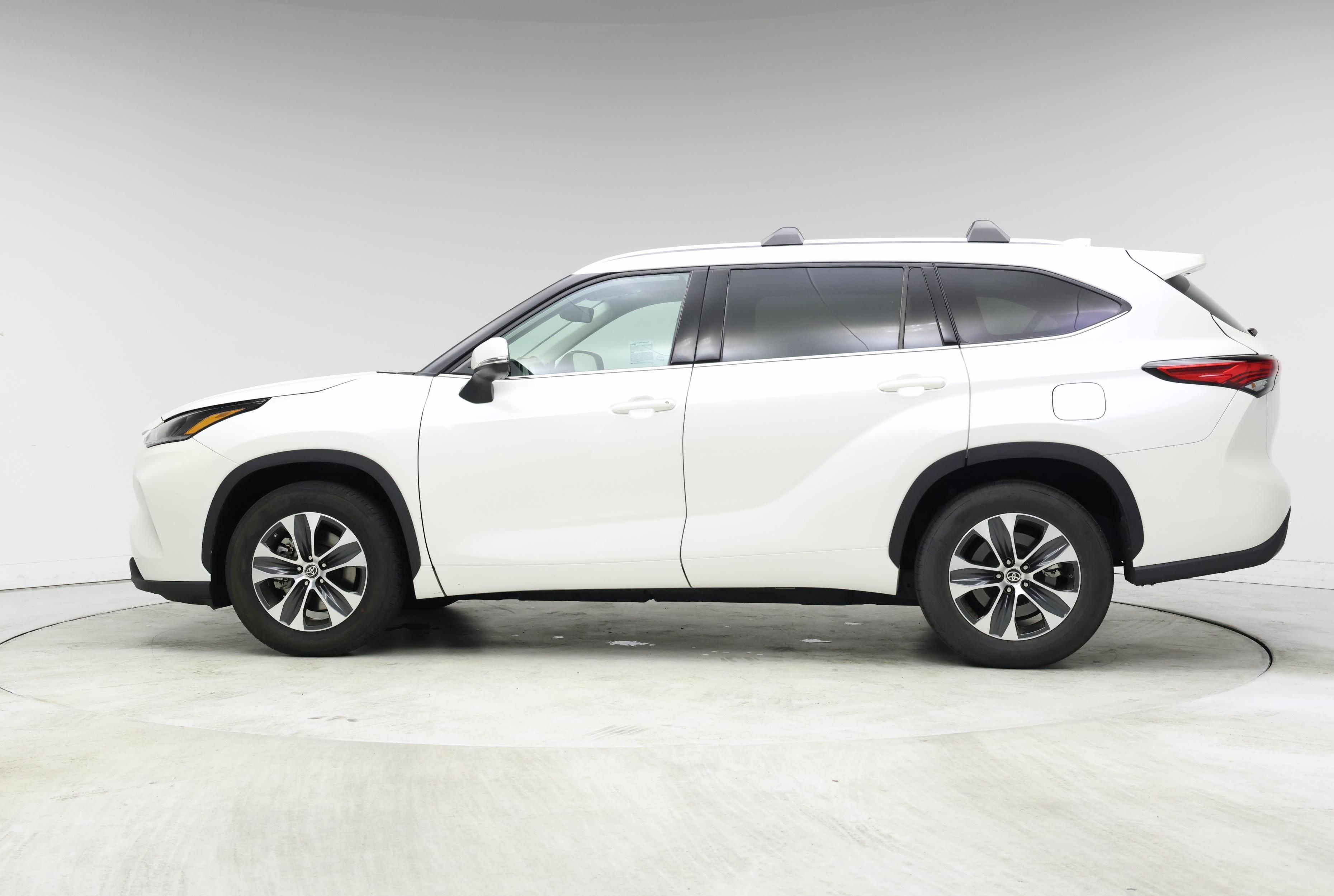 Thumbnail: 2021 Toyota Highlander - 3