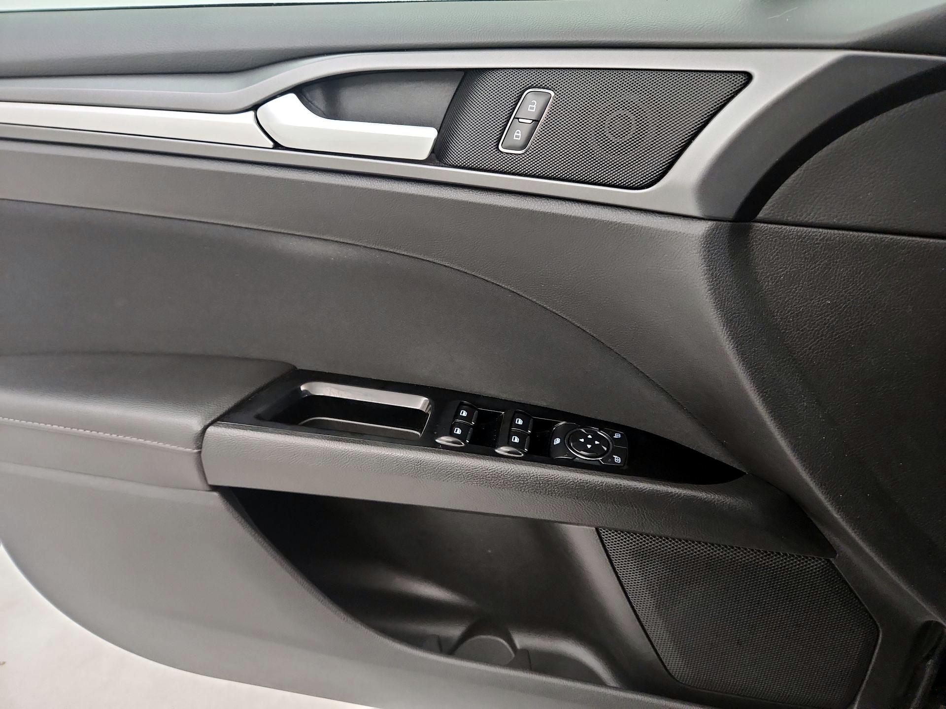 Thumbnail: 2016 Ford Fusion - 12