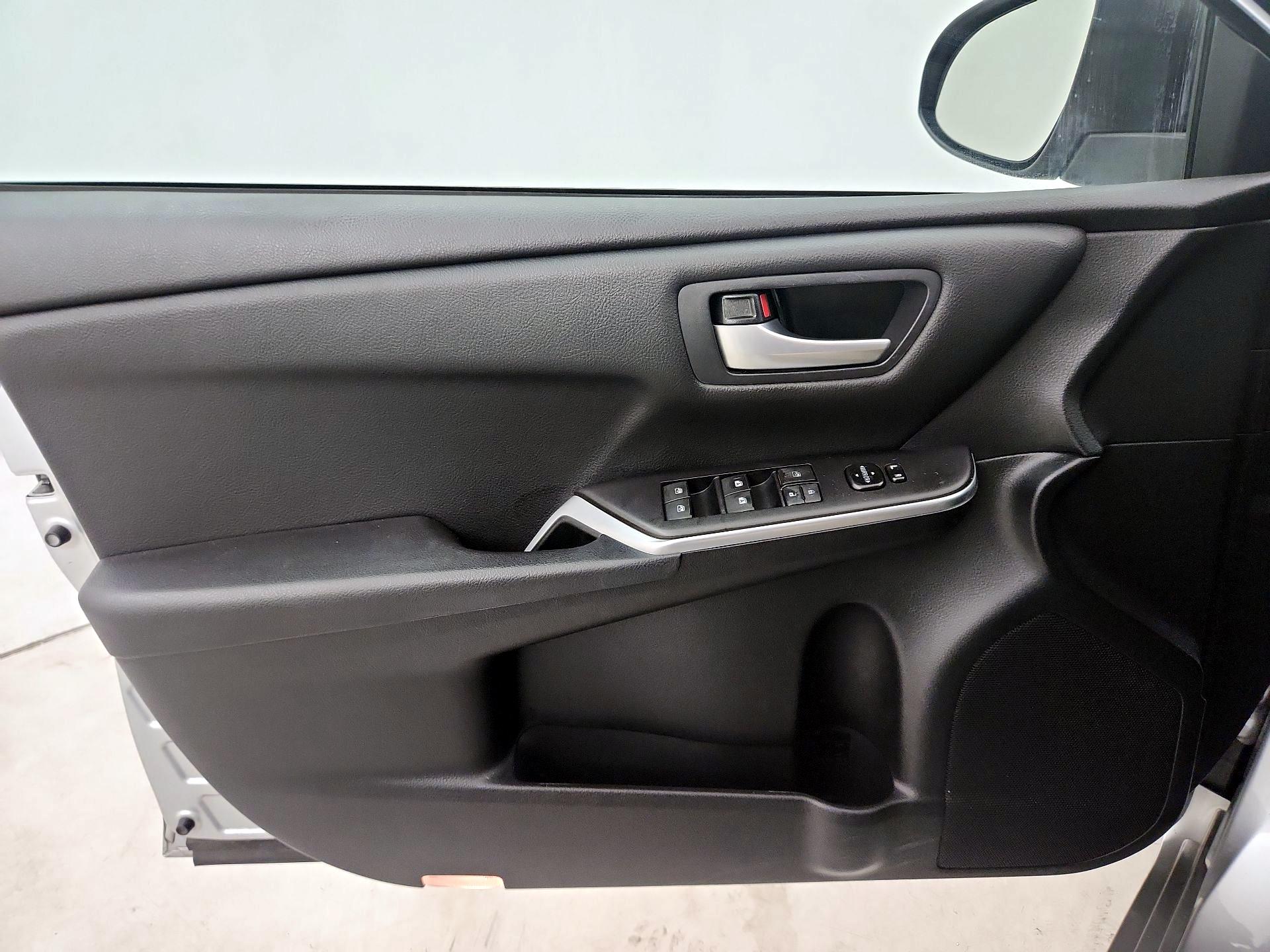 Thumbnail: 2016 Toyota Camry - 12