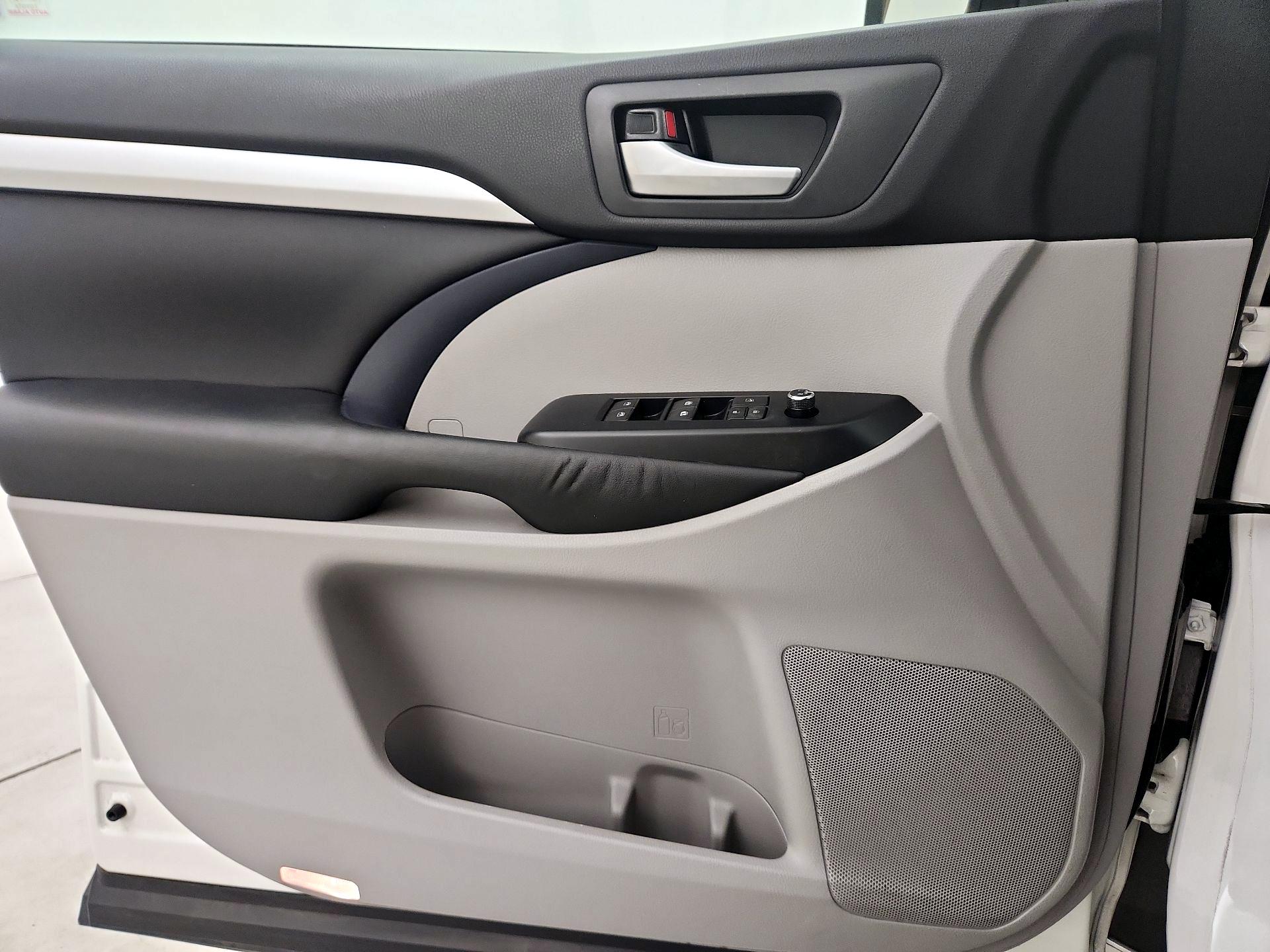 Thumbnail: 2015 Toyota Highlander - 12