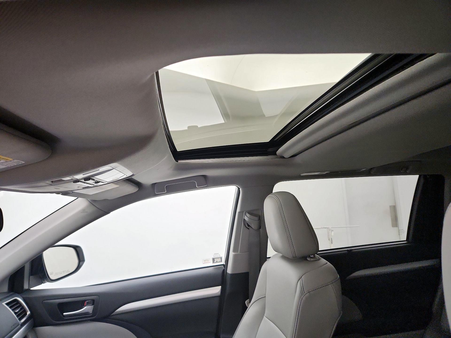 Thumbnail: 2015 Toyota Highlander - 20