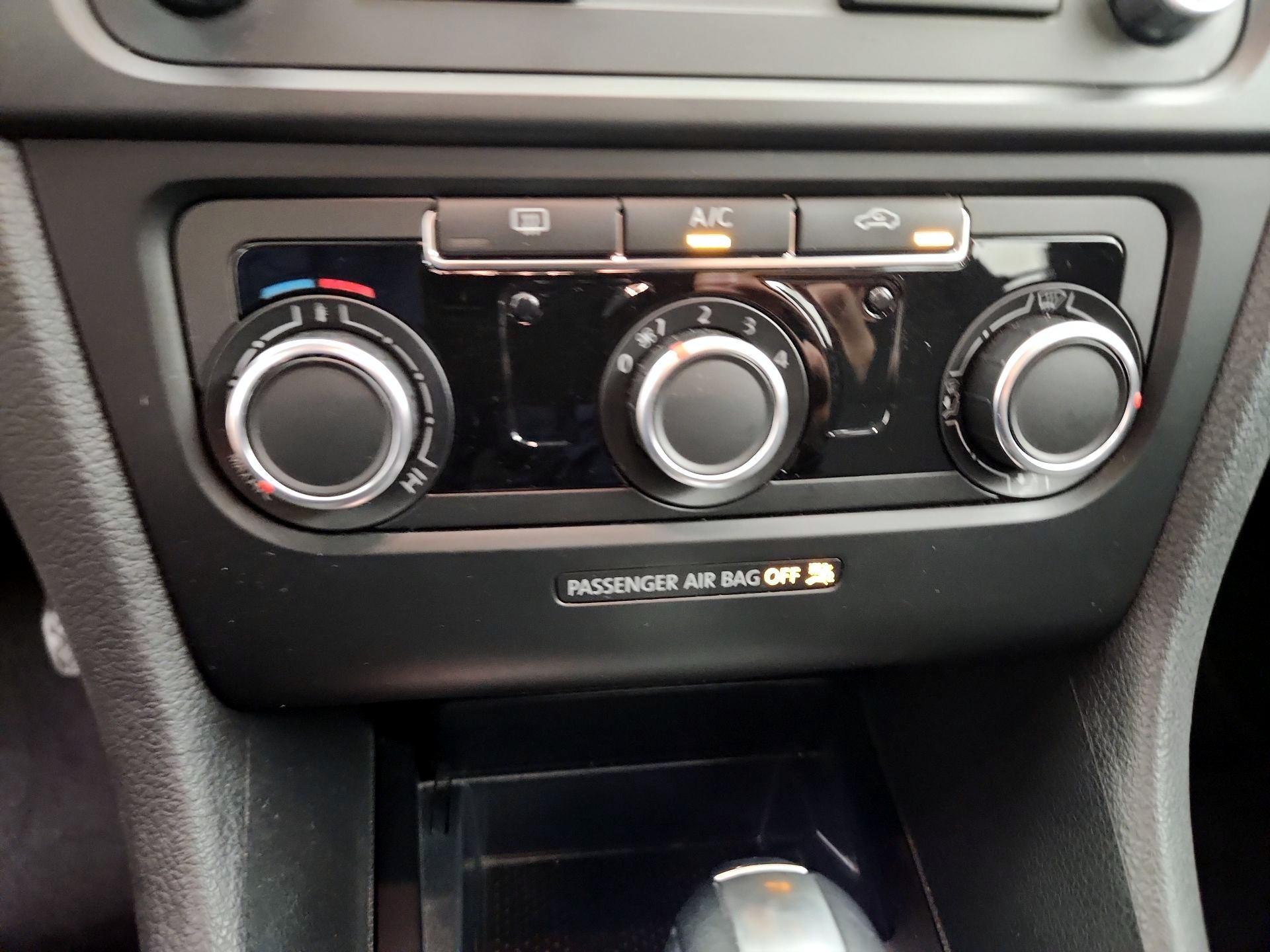 Thumbnail: 2013 Volkswagen Golf - 15