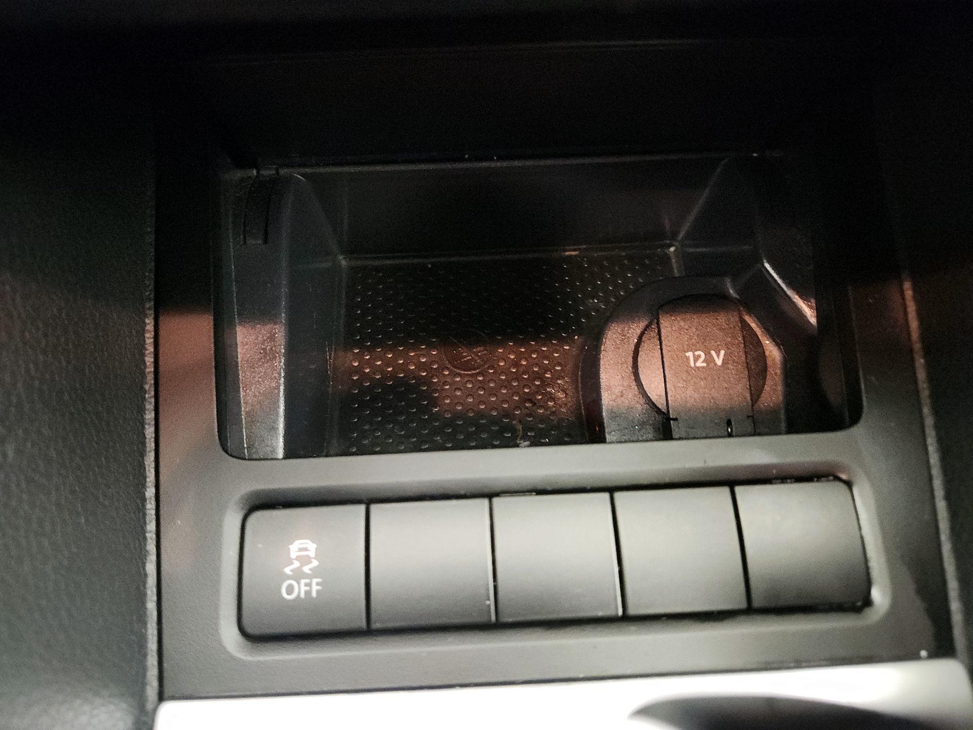 Thumbnail: 2013 Volkswagen Golf - 17