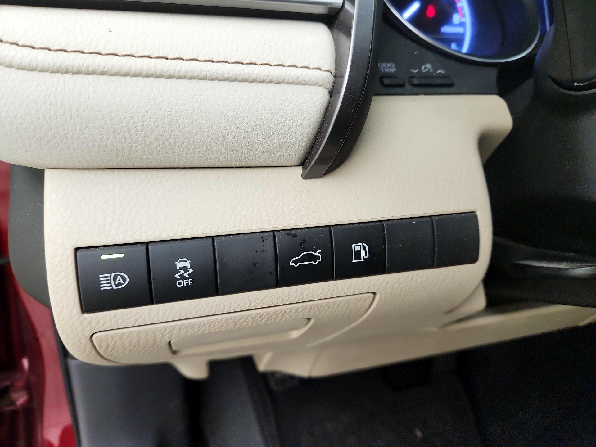Thumbnail: 2018 Toyota Camry - 13