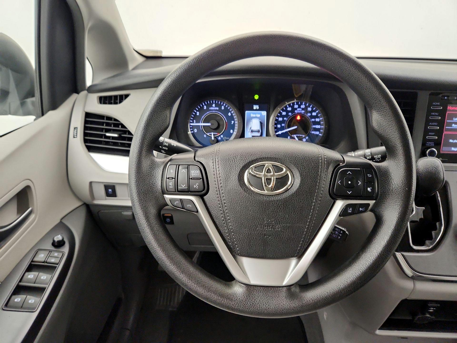 Thumbnail: 2019 Toyota Sienna - 10