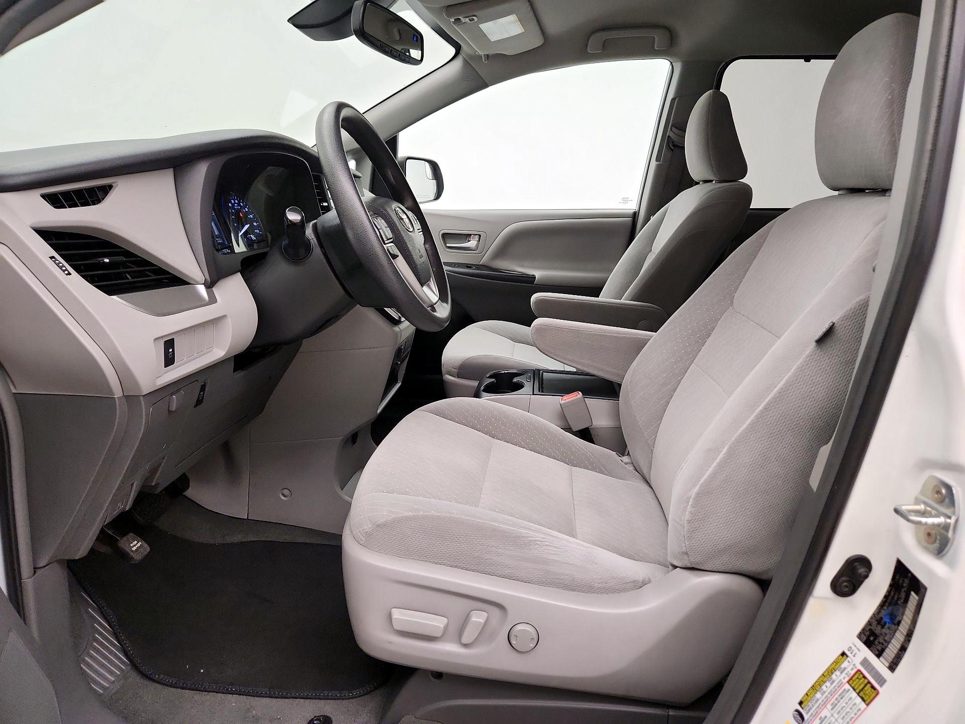 Thumbnail: 2019 Toyota Sienna - 11