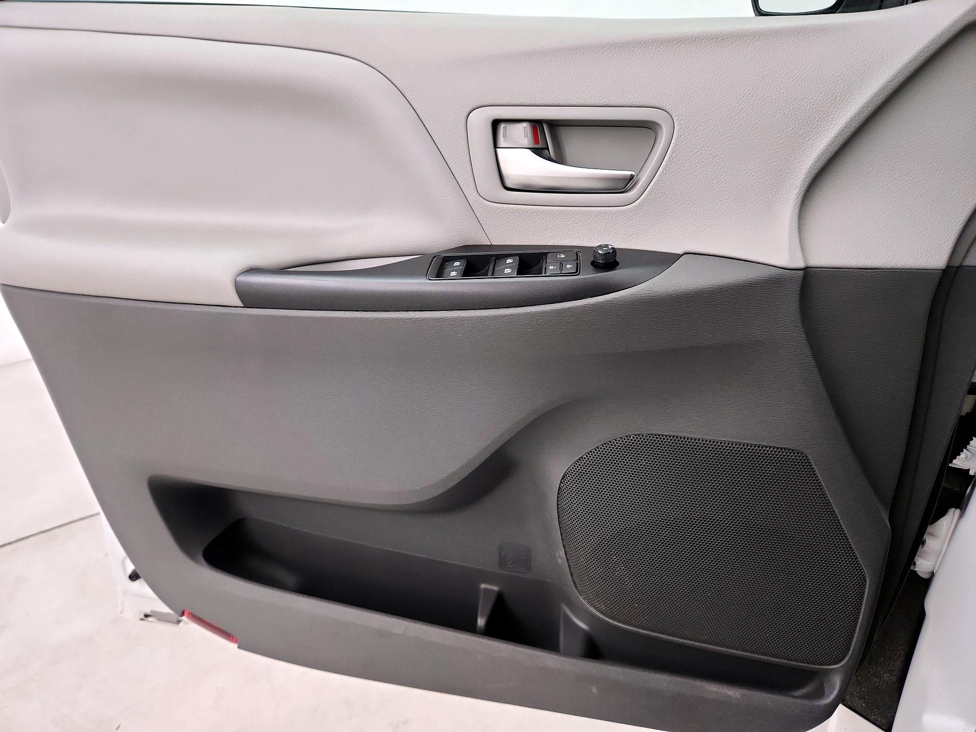 Thumbnail: 2019 Toyota Sienna - 12