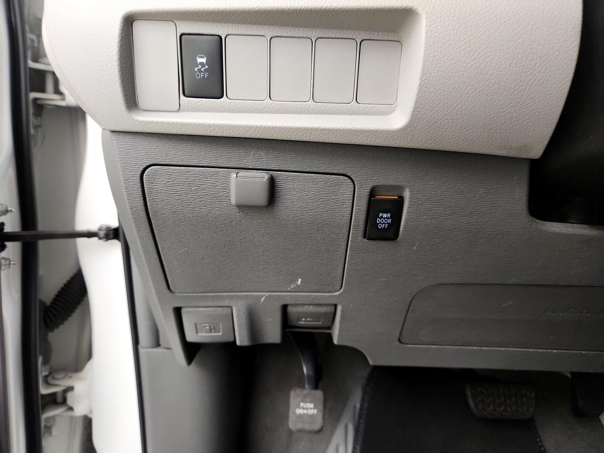 Thumbnail: 2019 Toyota Sienna - 13