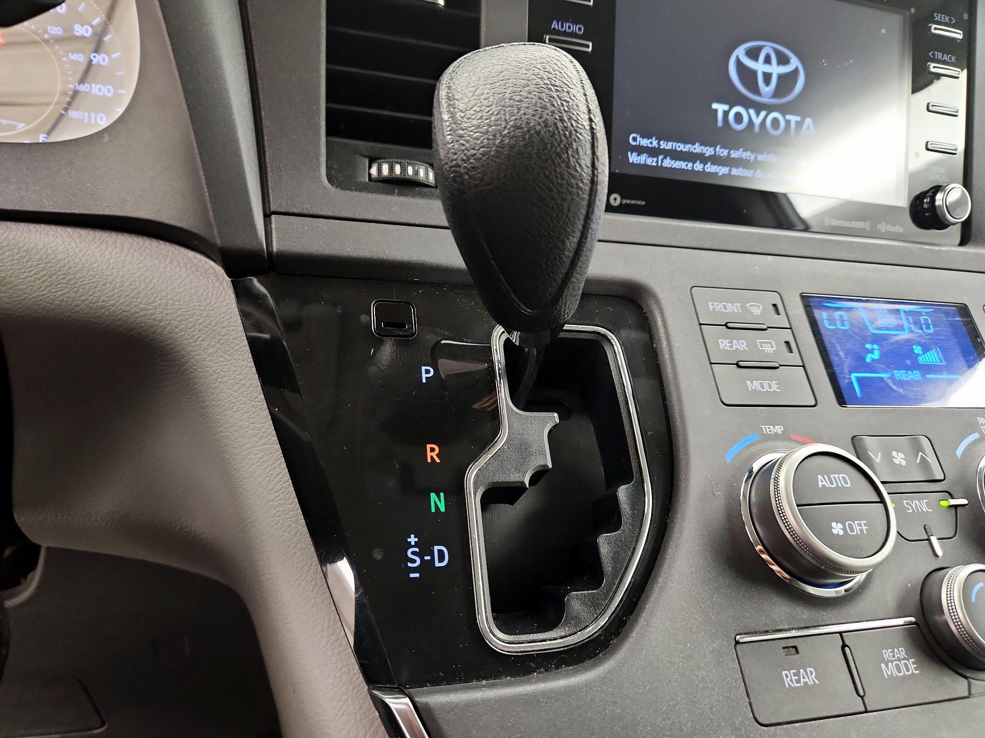 Thumbnail: 2019 Toyota Sienna - 17