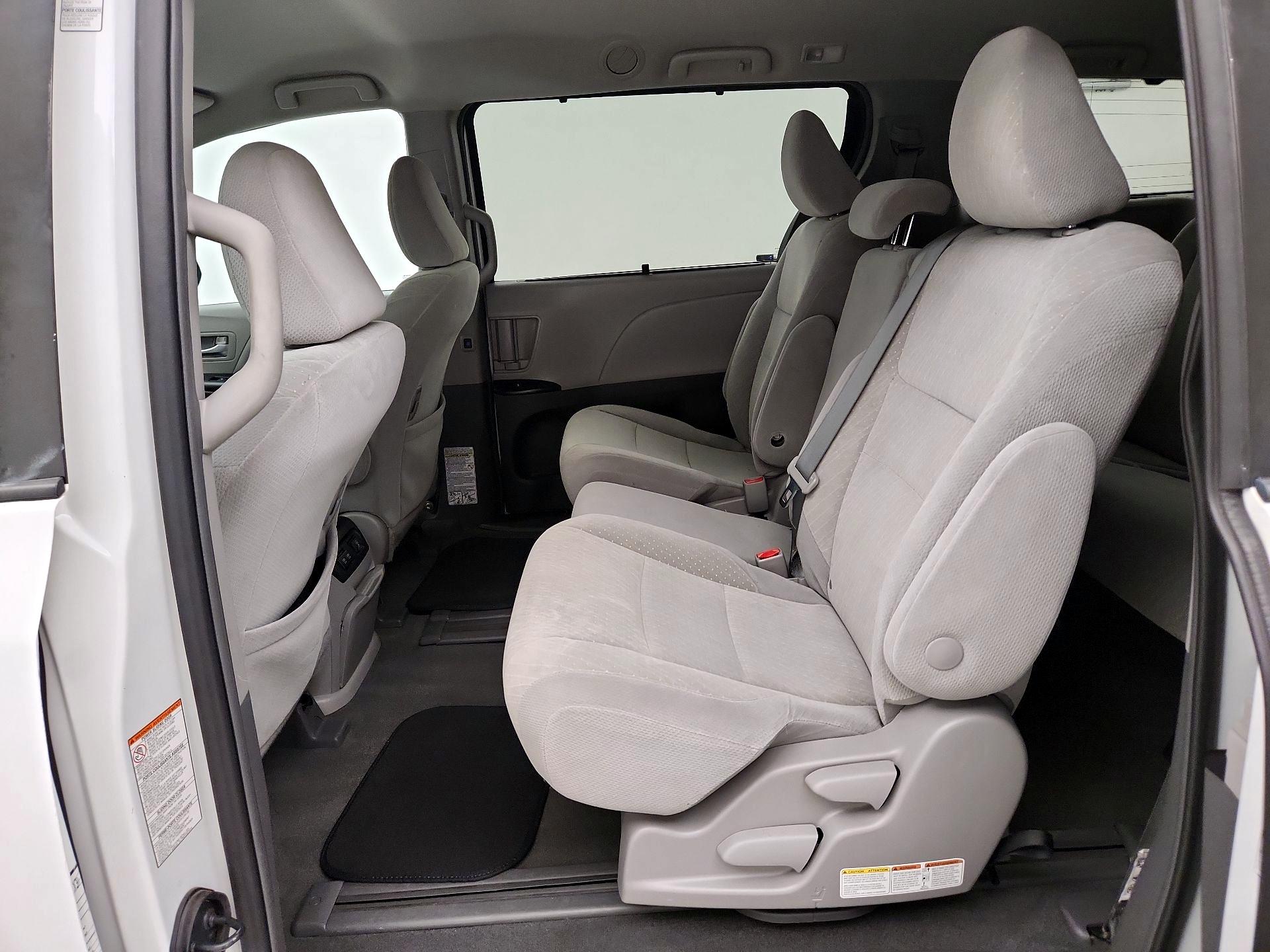 Thumbnail: 2019 Toyota Sienna - 19