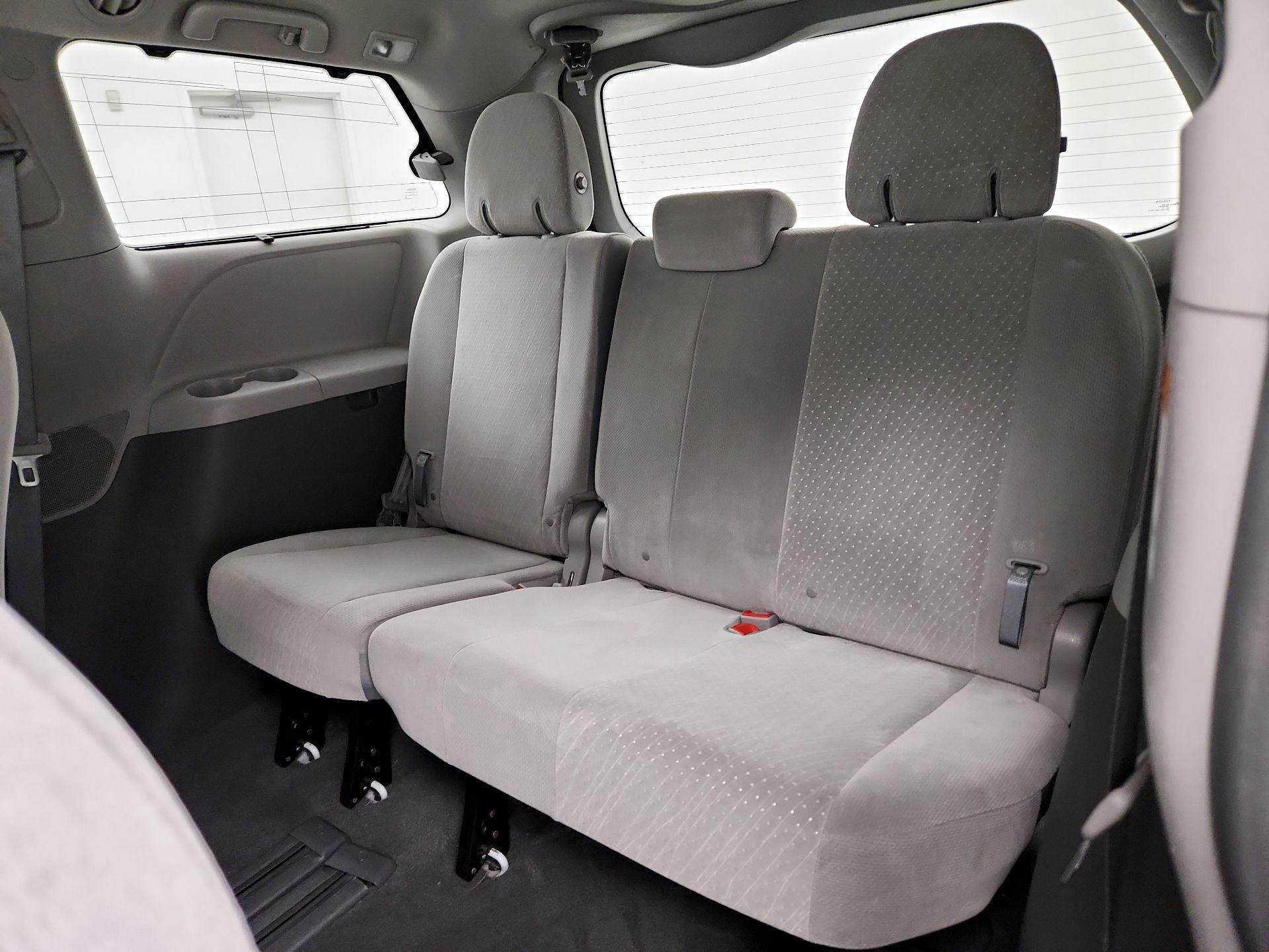 Thumbnail: 2019 Toyota Sienna - 20
