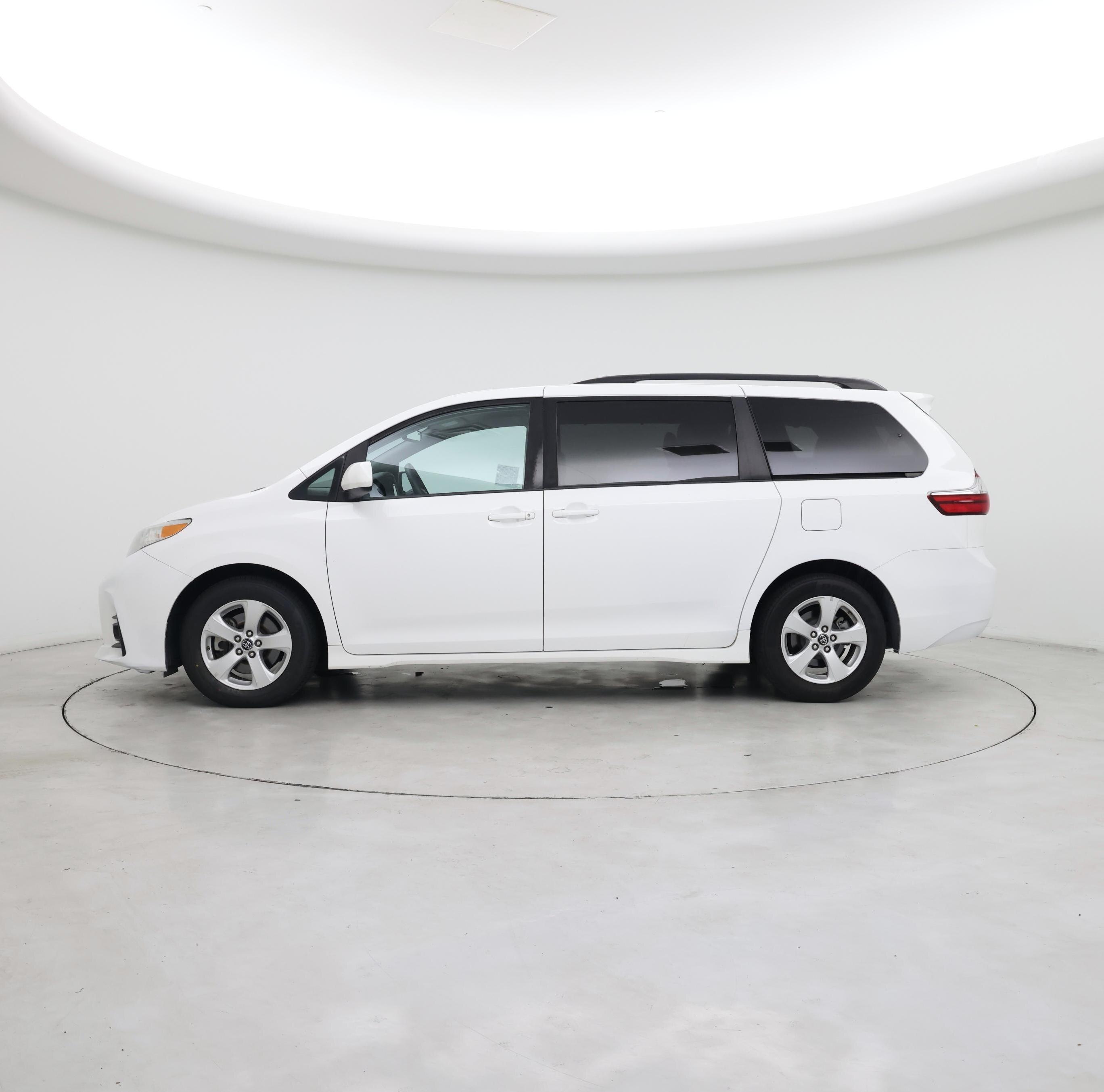 Thumbnail: 2019 Toyota Sienna - 3