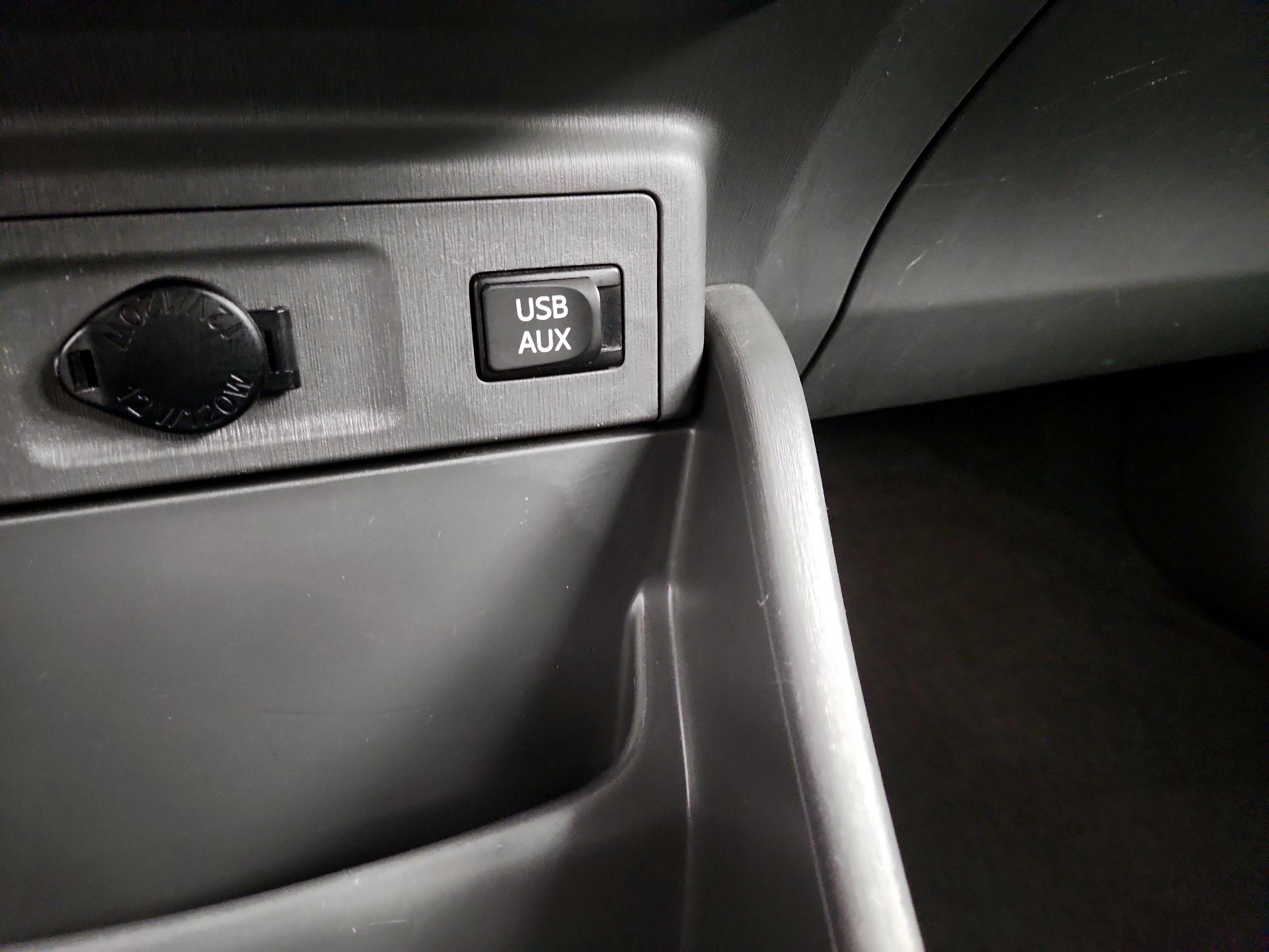 Thumbnail: 2013 Toyota Prius v - 19